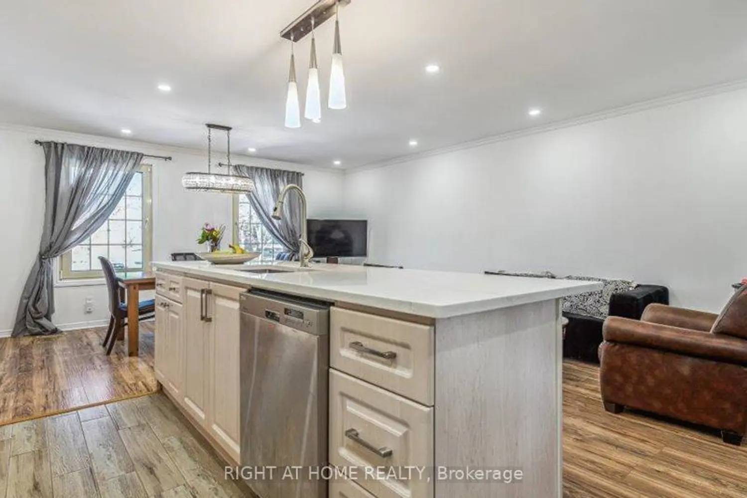 4 1/2 Leaside Drive photo 2