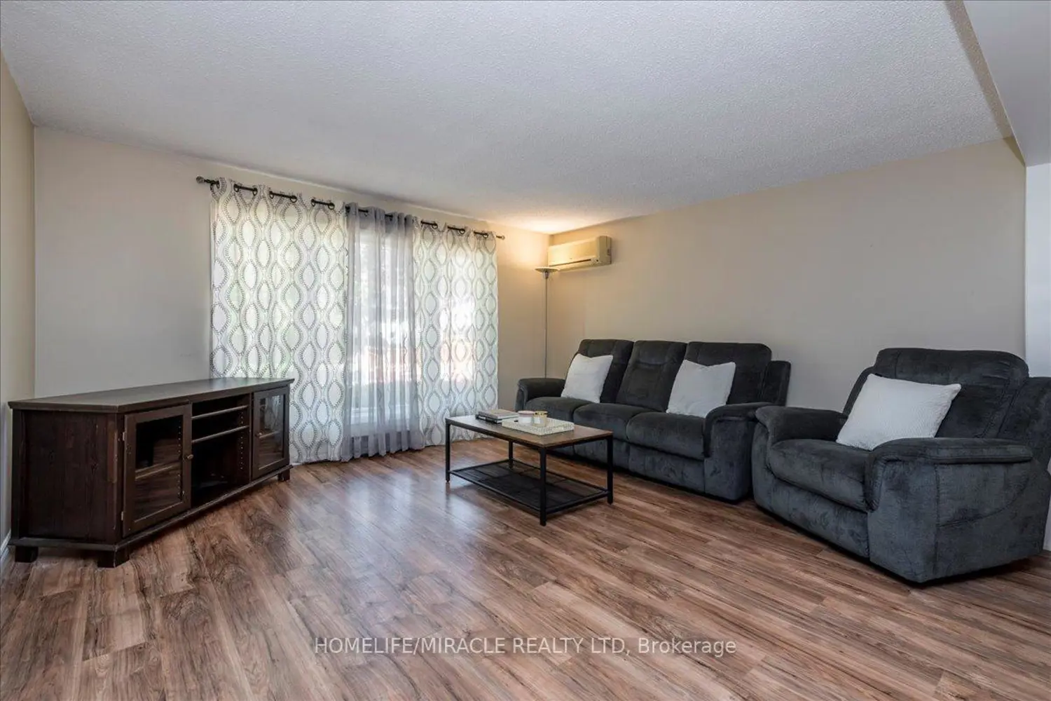 1 Tecumseth Pines Drive photo 3