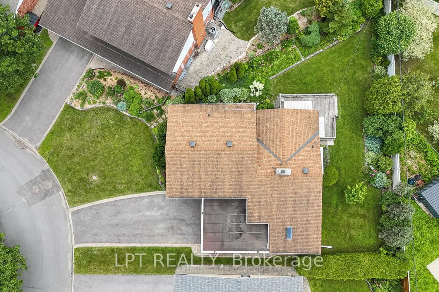 1772 Dunkirk Crescent photo 2