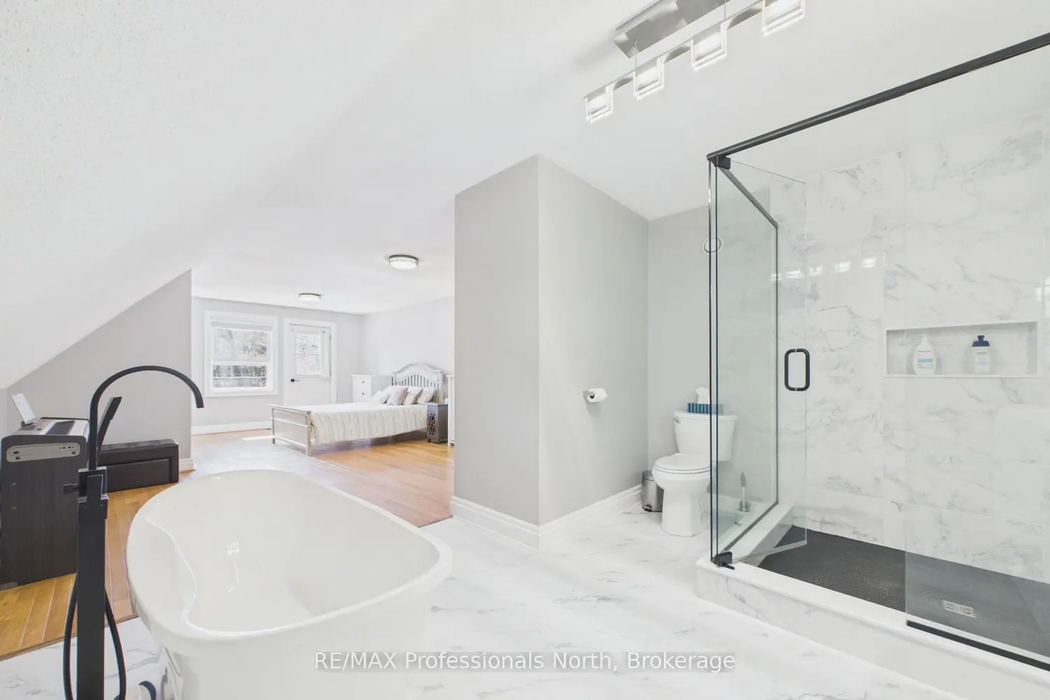 1196 Ravenscliffe Road photo 2