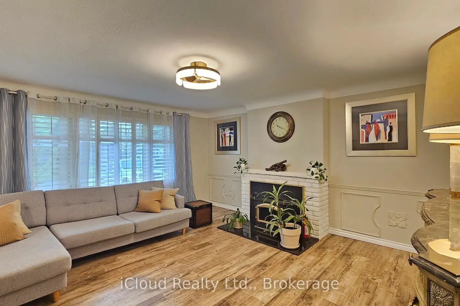 1066 Marley Crescent photo 3