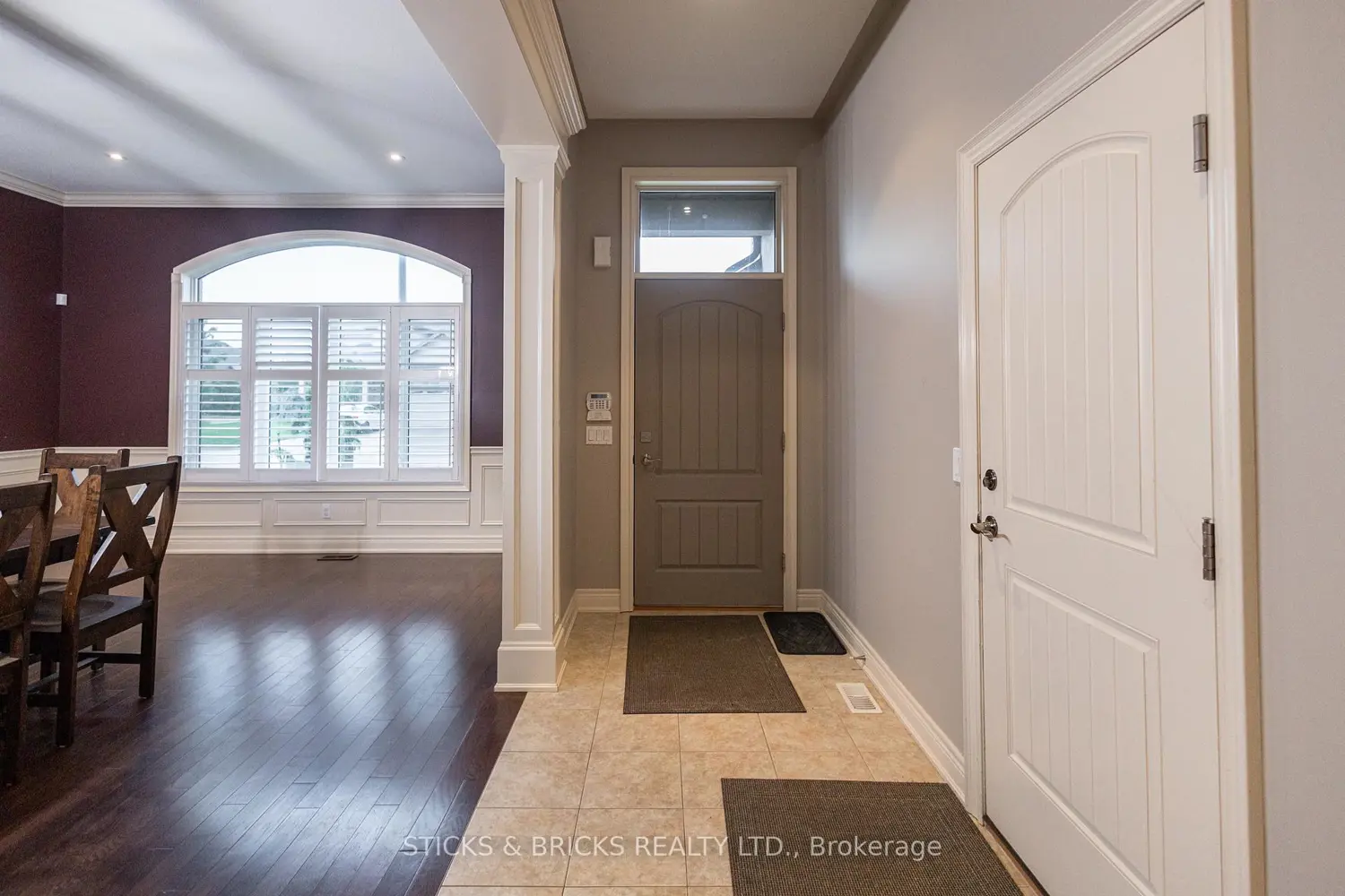 6415 Christopher Crescent photo 2