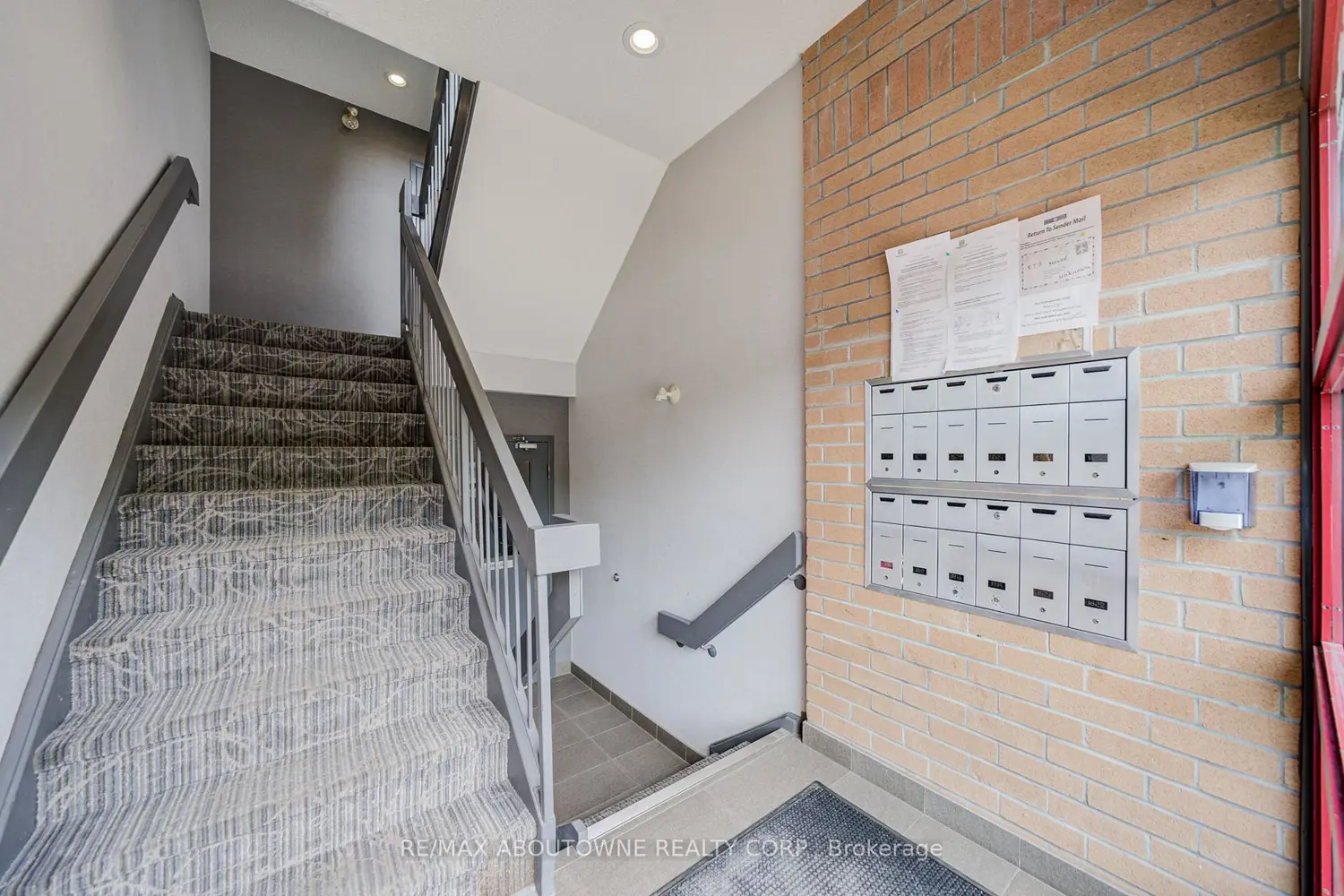 1476 Pilgrims Way 1832 photo 3