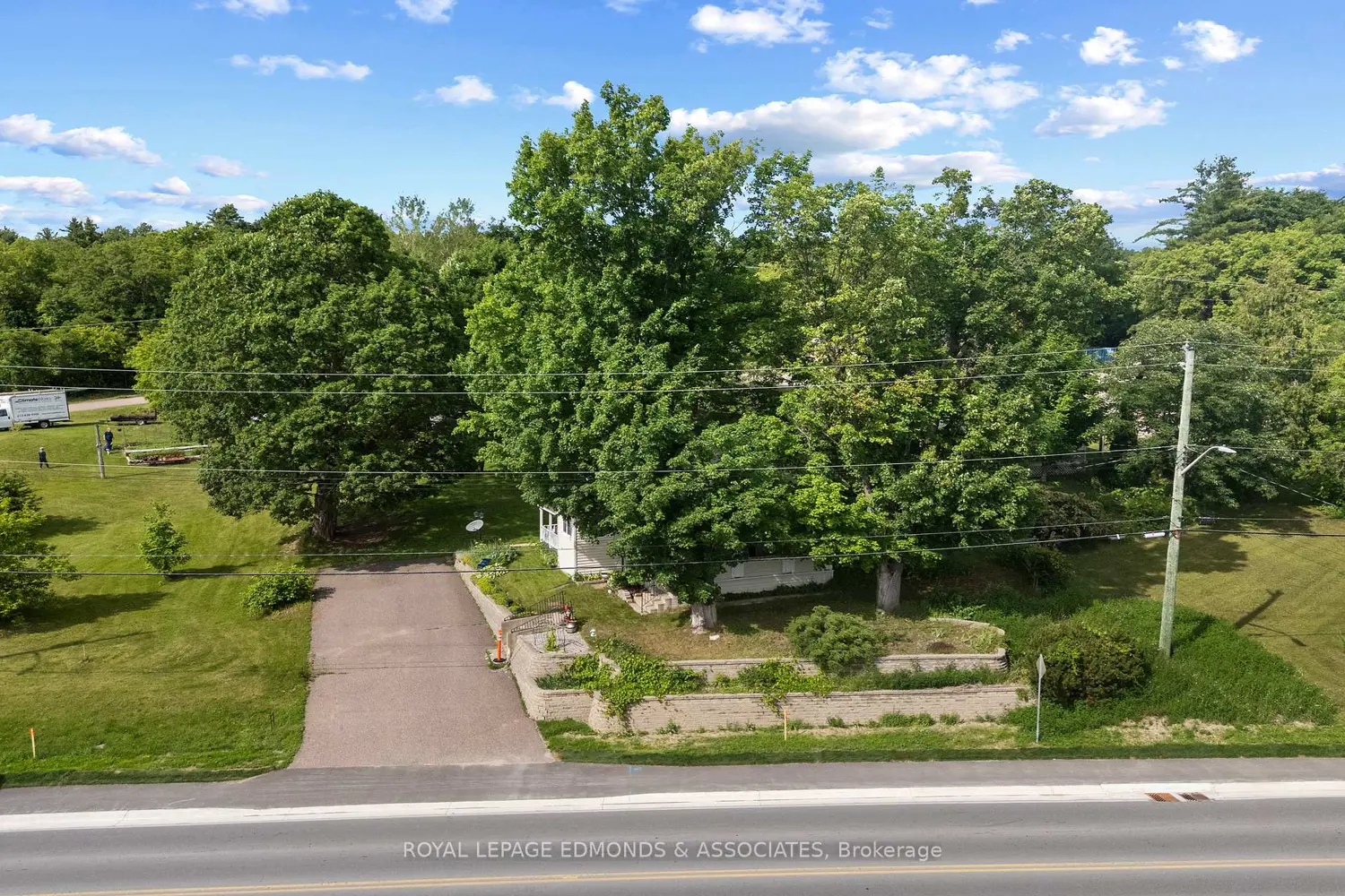 138 Bonnechere Street photo 2