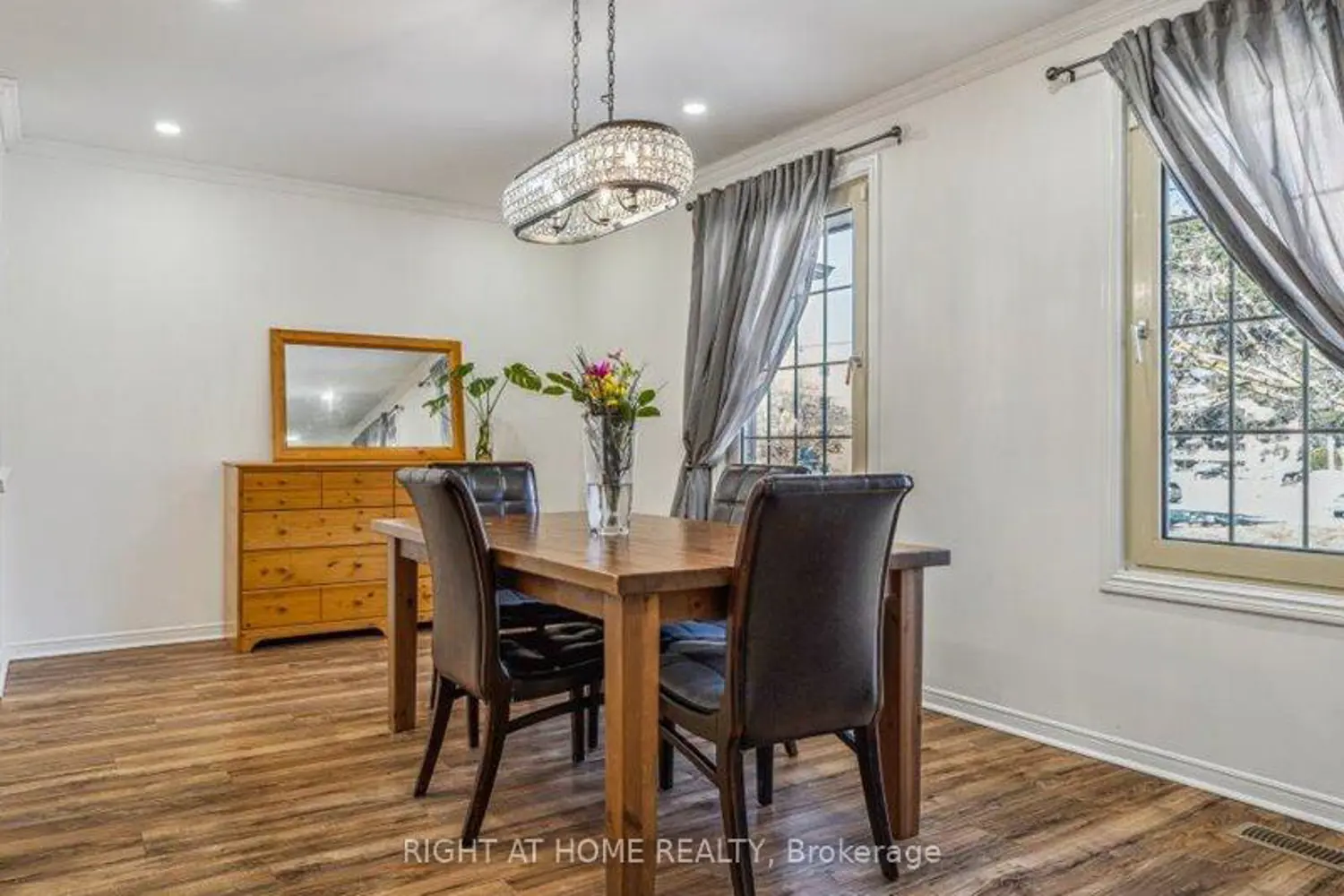 4 1/2 Leaside Drive photo 4