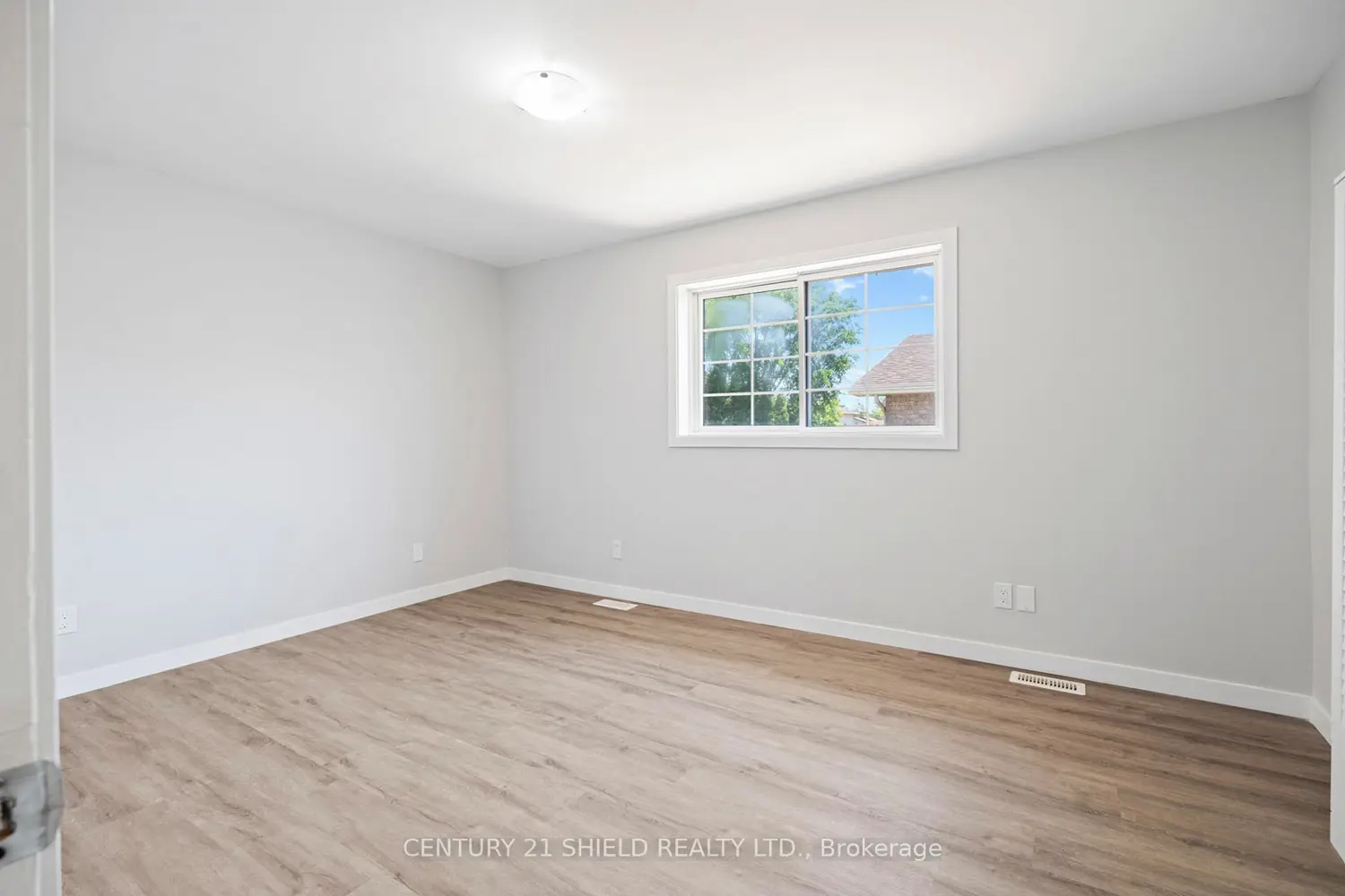 736 Champlain Drive photo 4