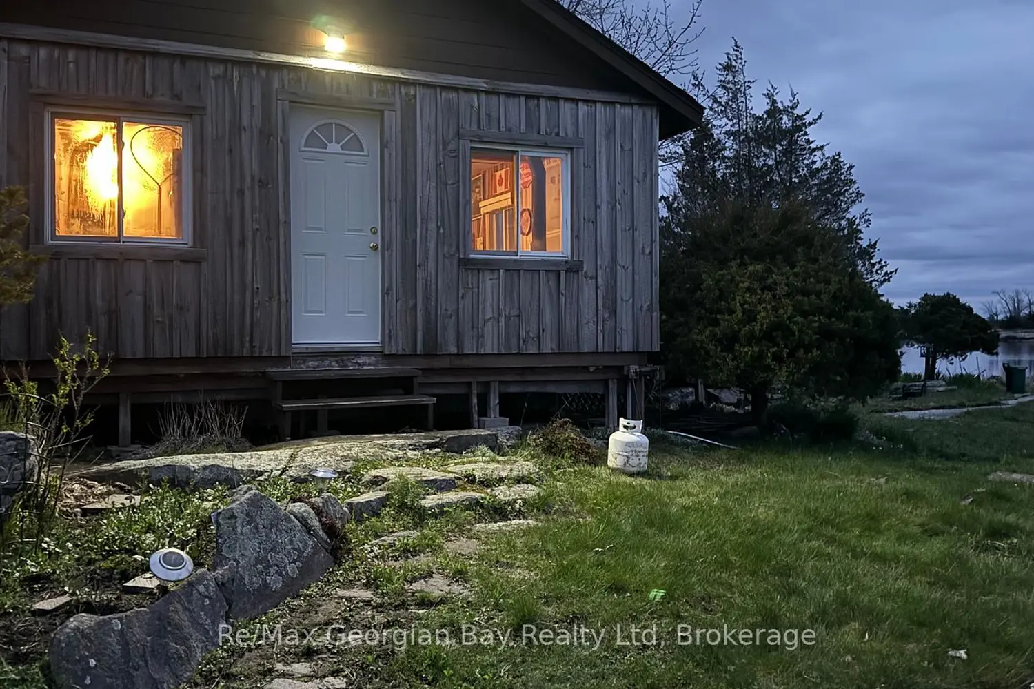380 2 Island photo 3