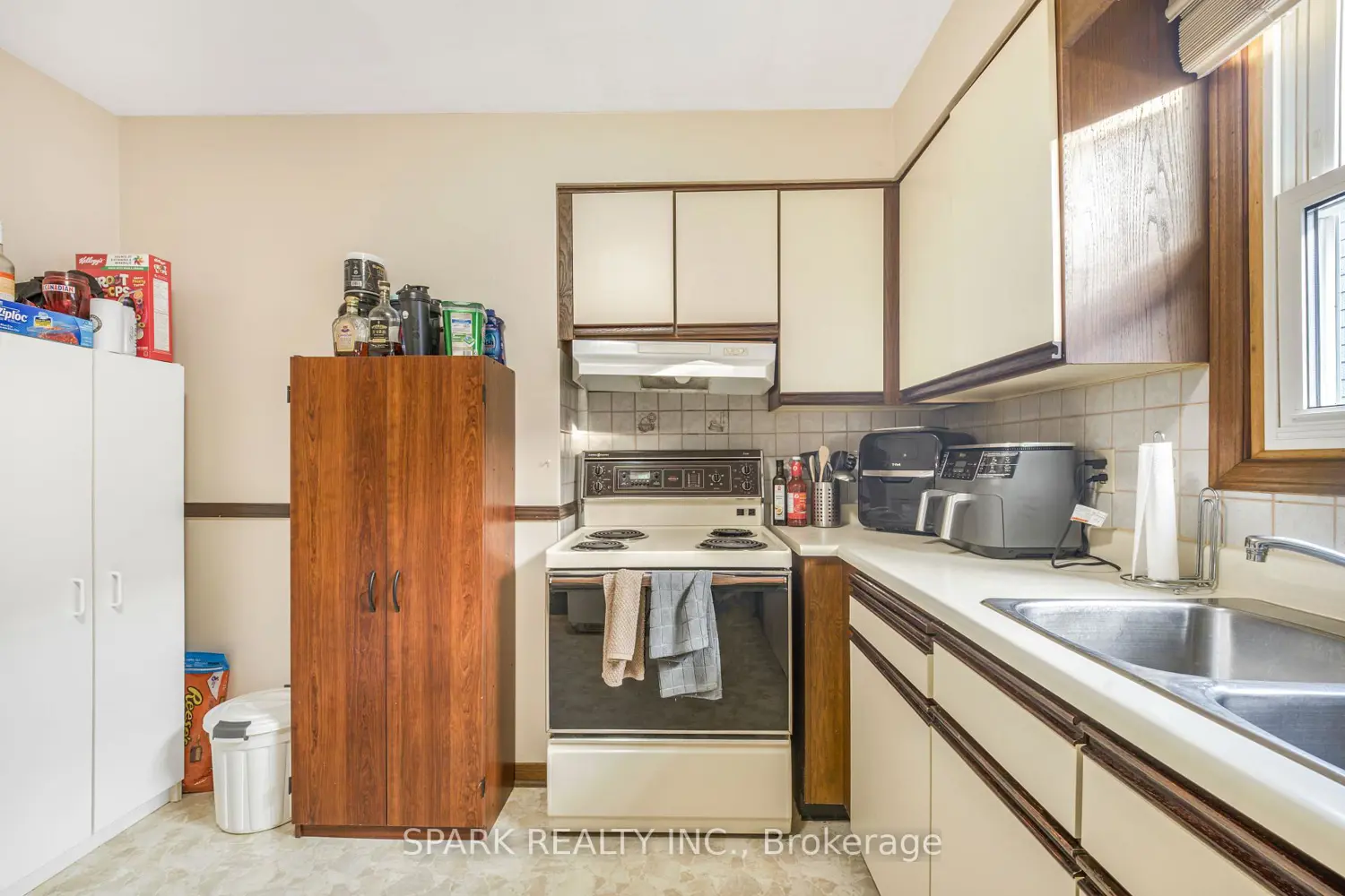 28 Lampman Crescent photo 5