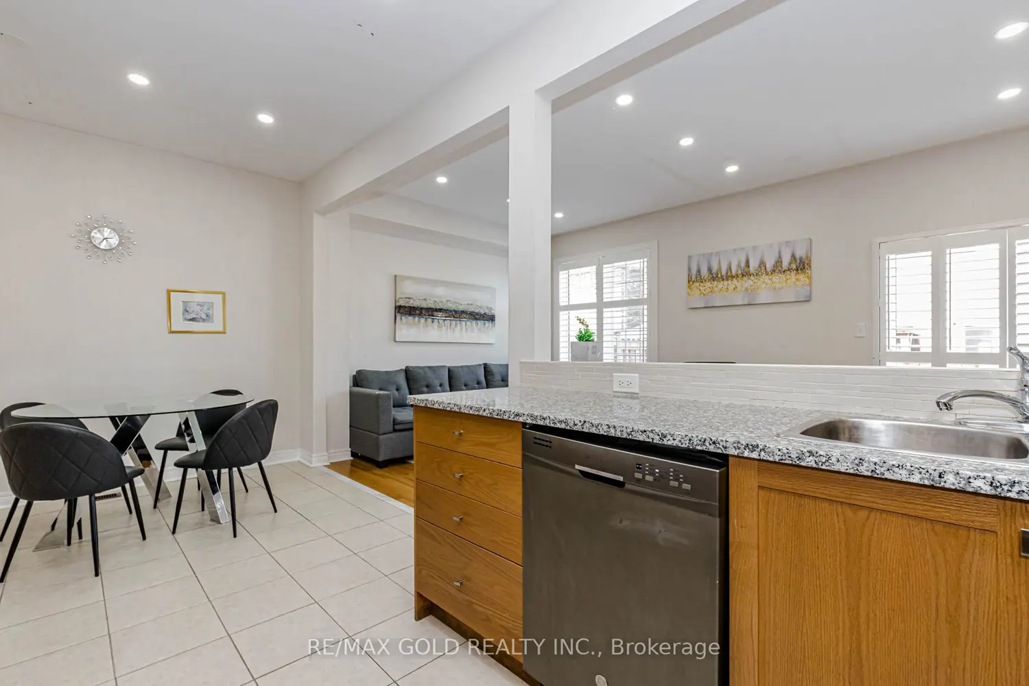 566 Bessborough Drive photo 5
