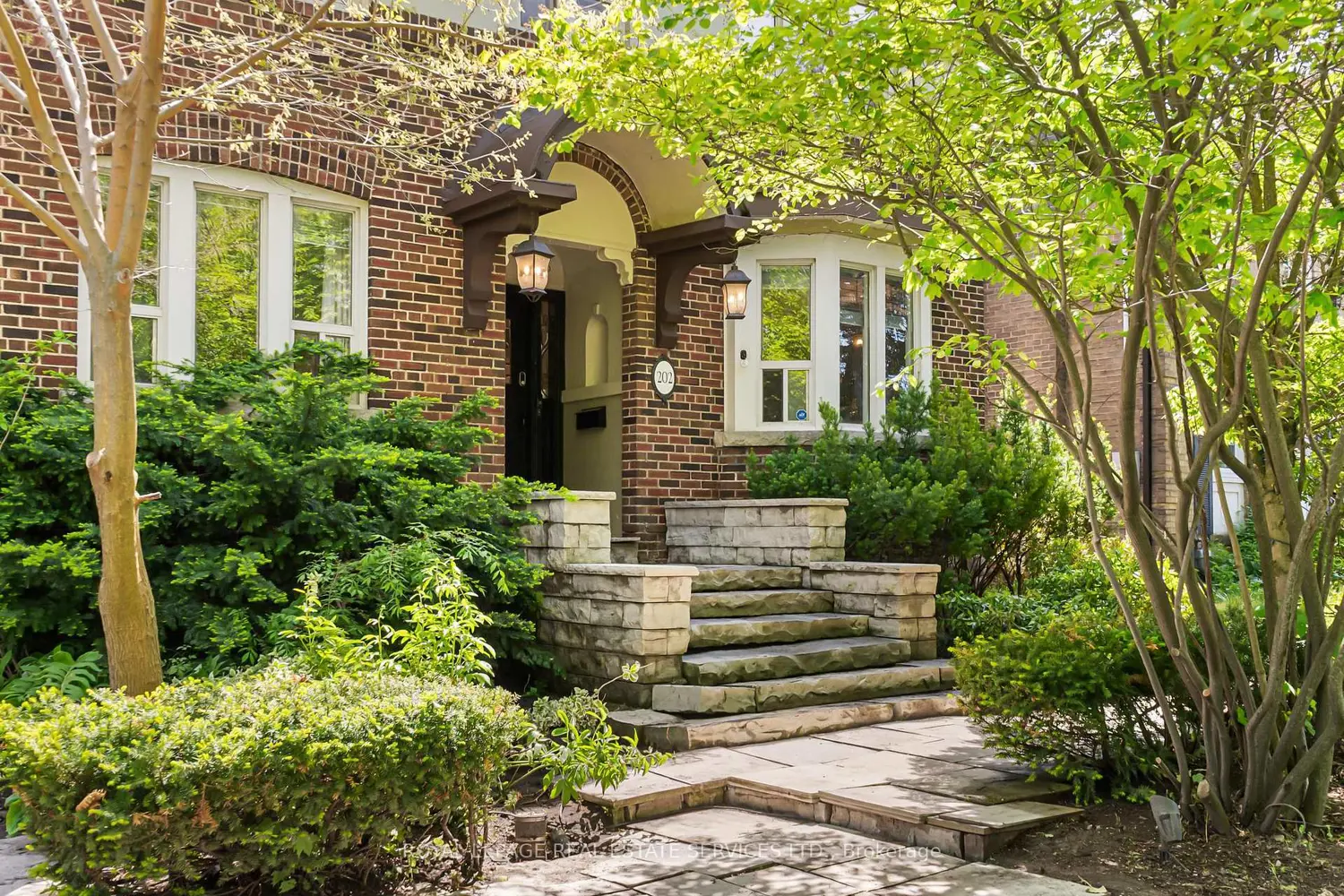 202 Dinnick Crescent