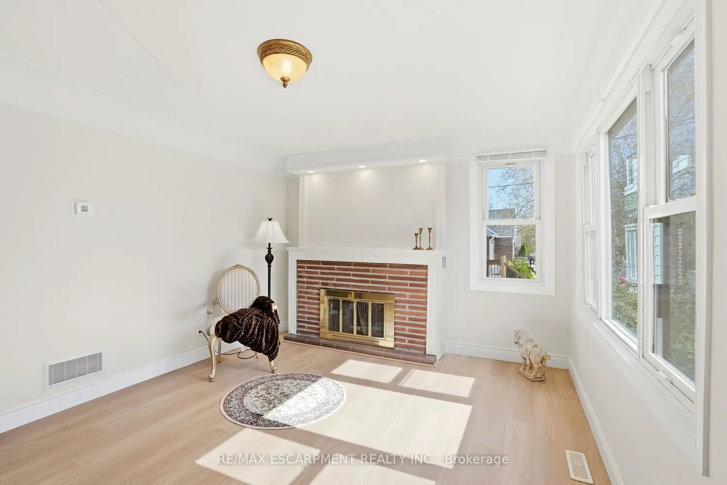 894 Garth Street photo 4