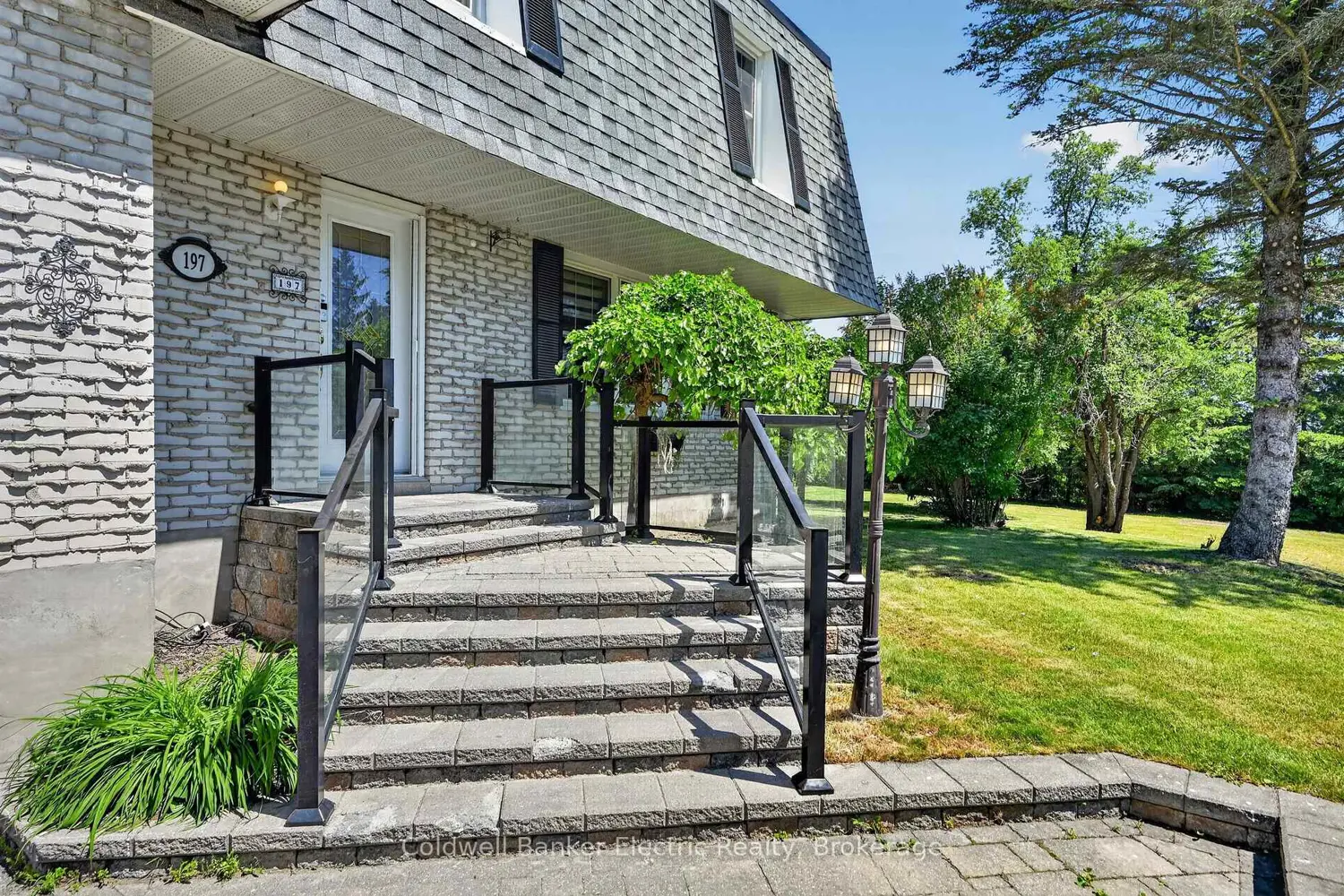 197 Patricia Crescent photo 3