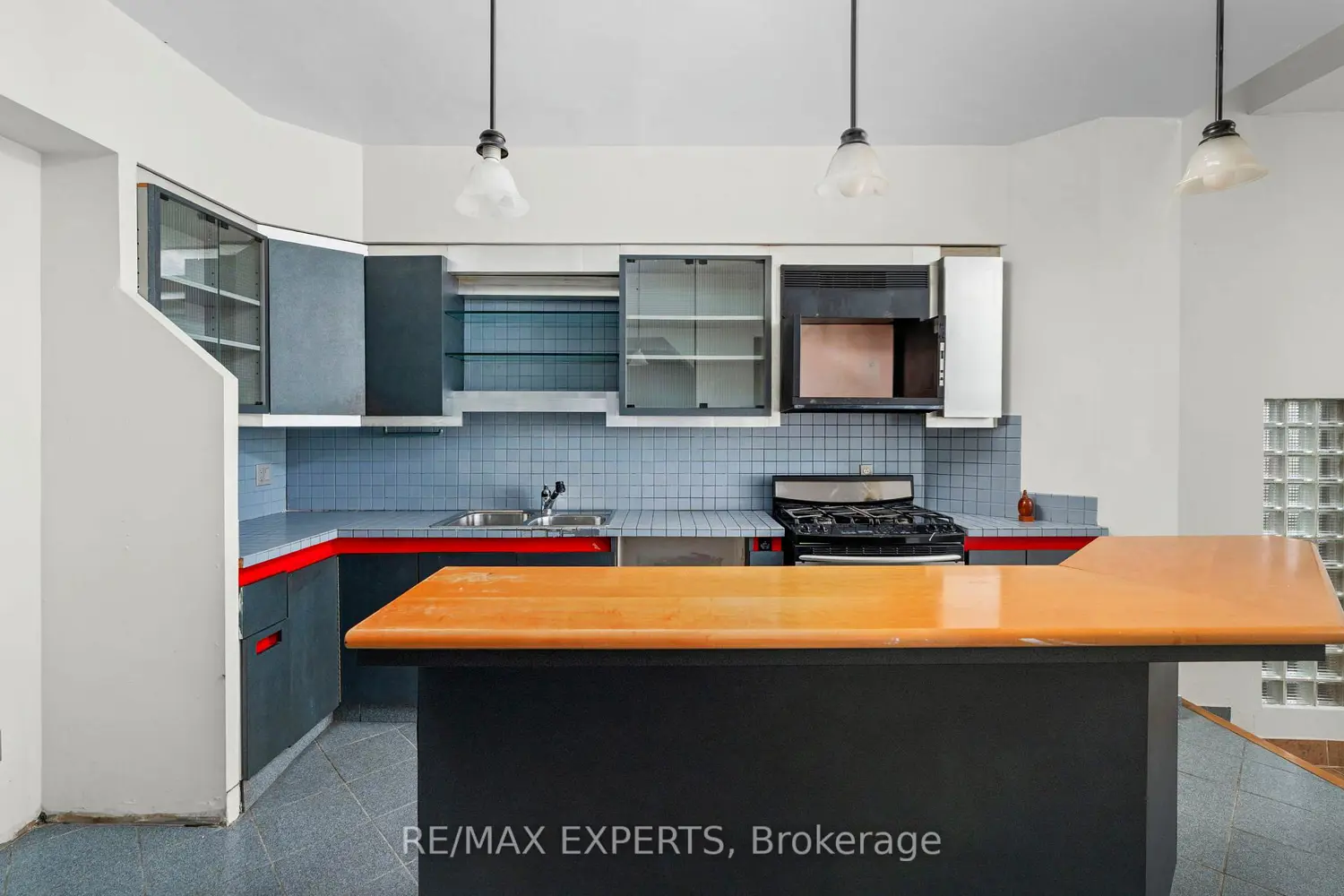 382 Bathurst Street photo 2
