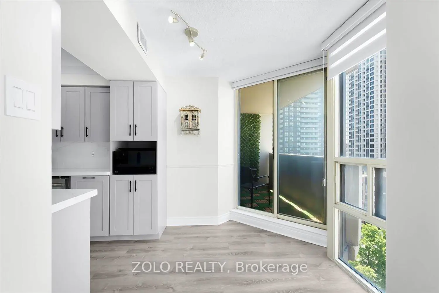 330 Rathburn Road 1110 photo 4