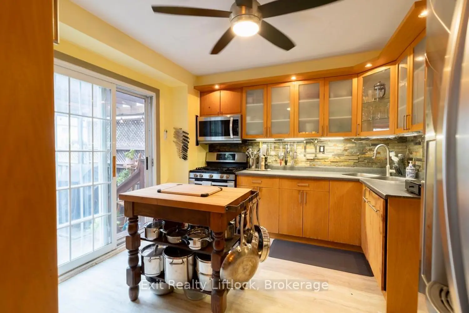 84 Hillhurst Crescent photo 5