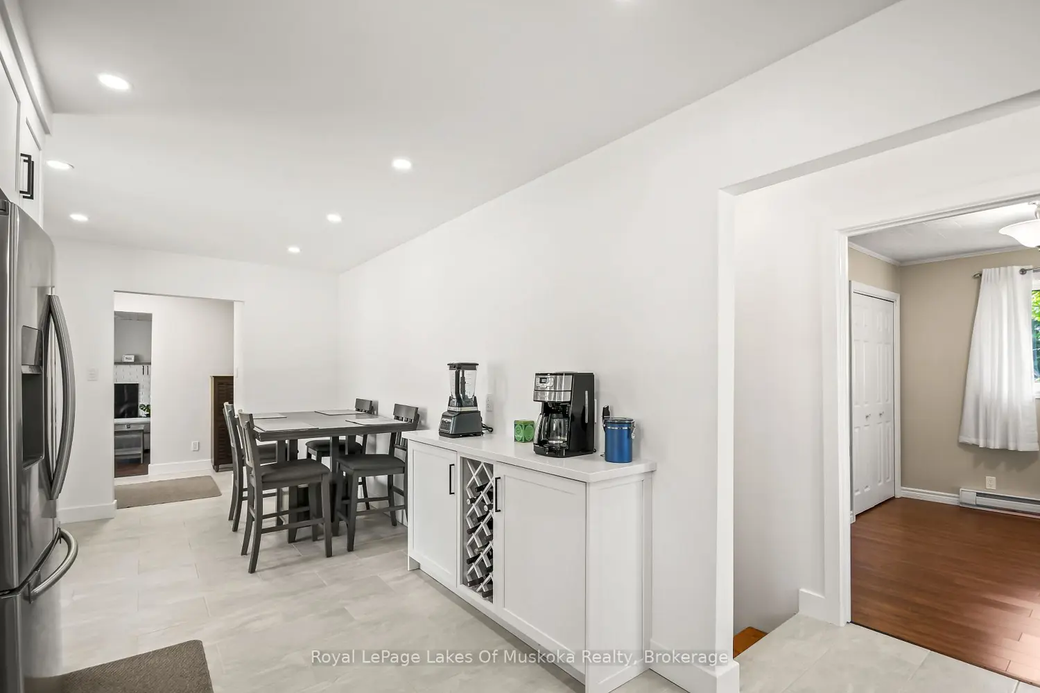 571 David Street photo 5