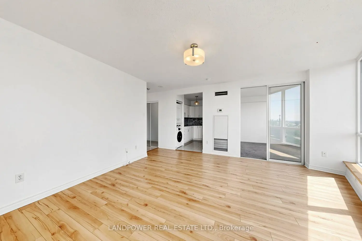 1055 Bay Street 1710 photo 3