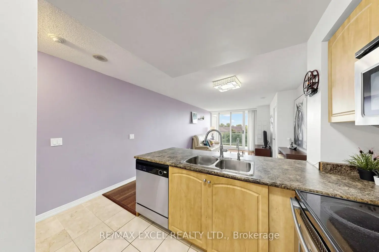 310 Red Maple Road 318 photo 4