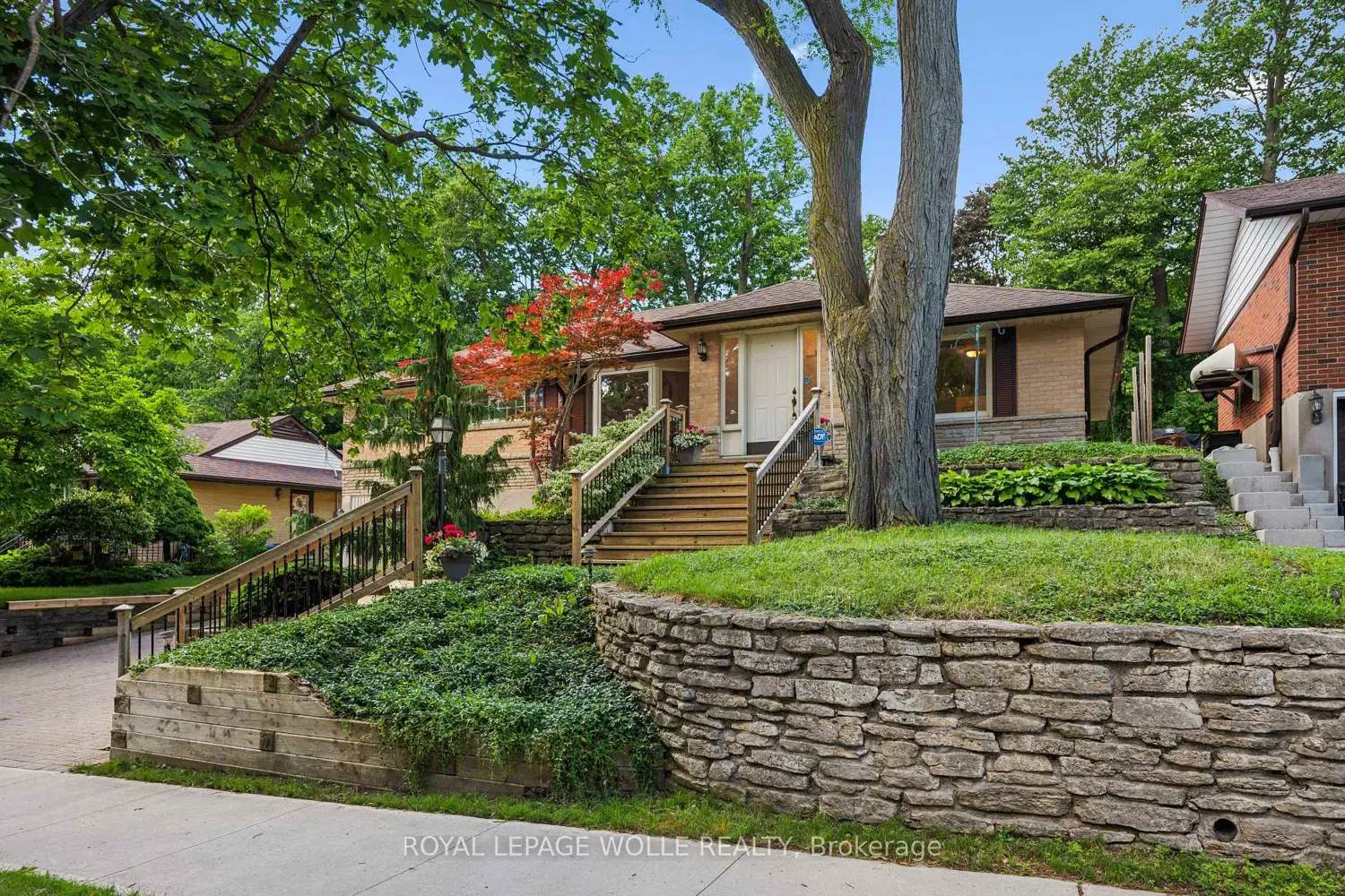 57 Maplewood Place photo 3