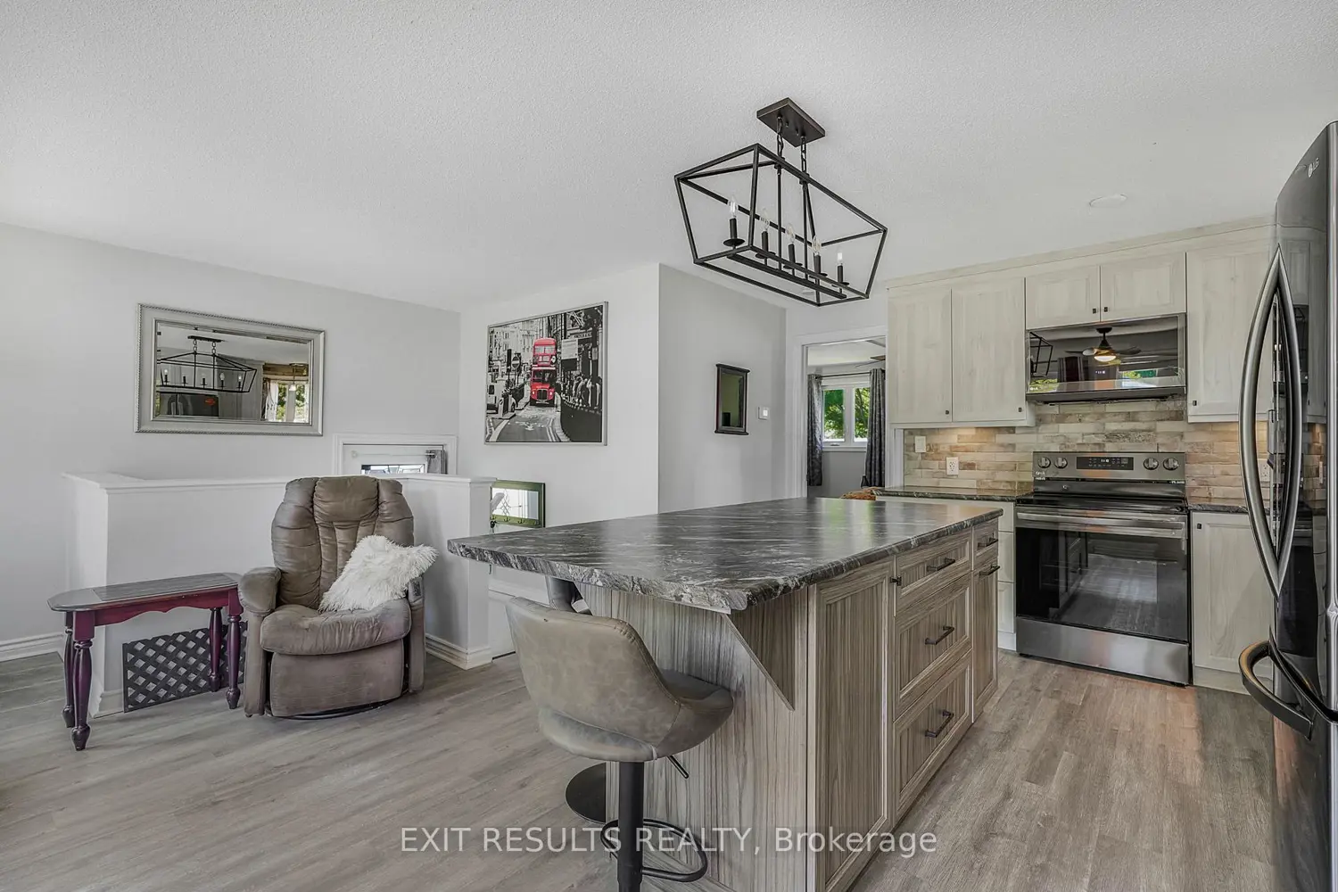 8 Beaver Lane photo 3