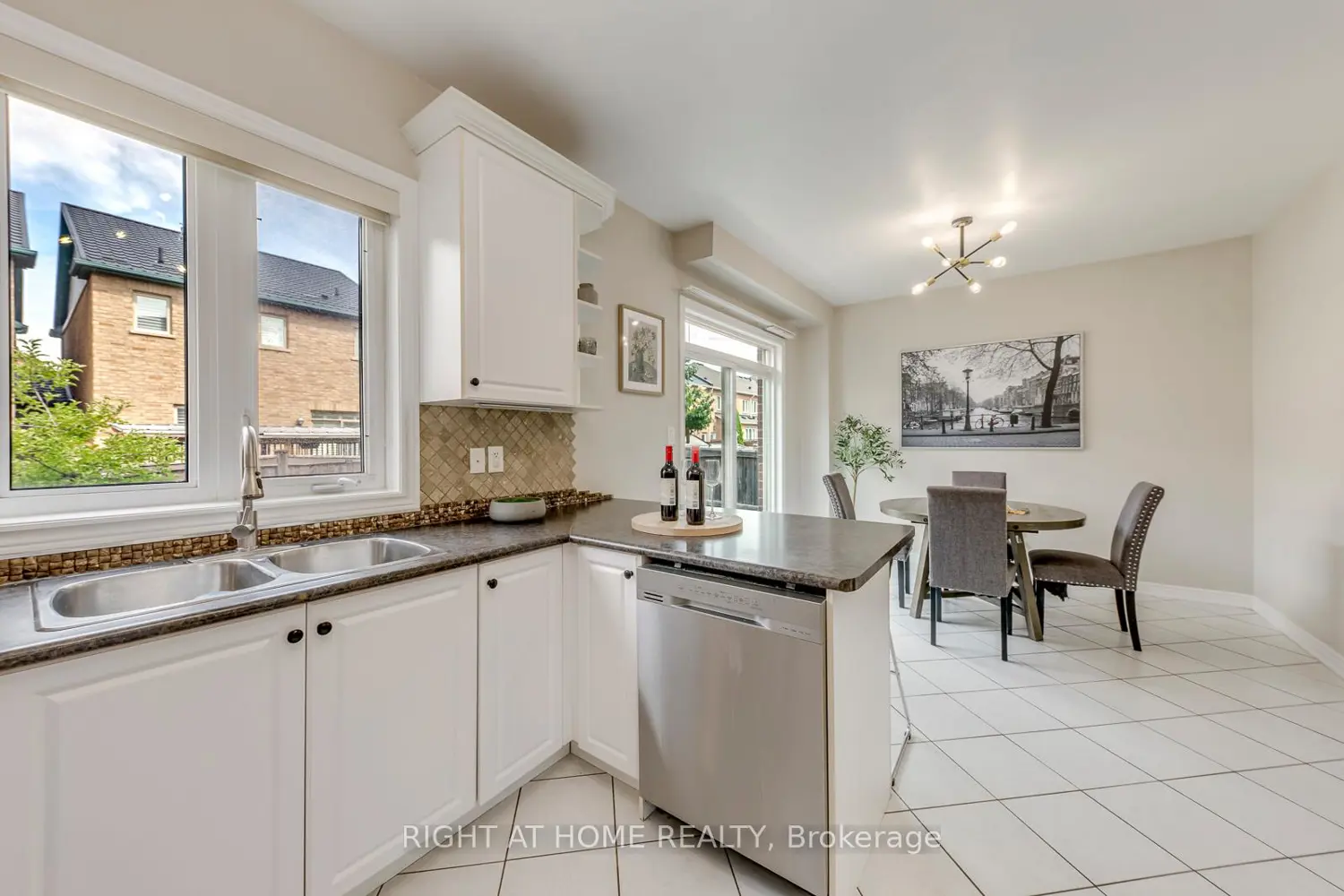 135 Holmes Crescent photo 4