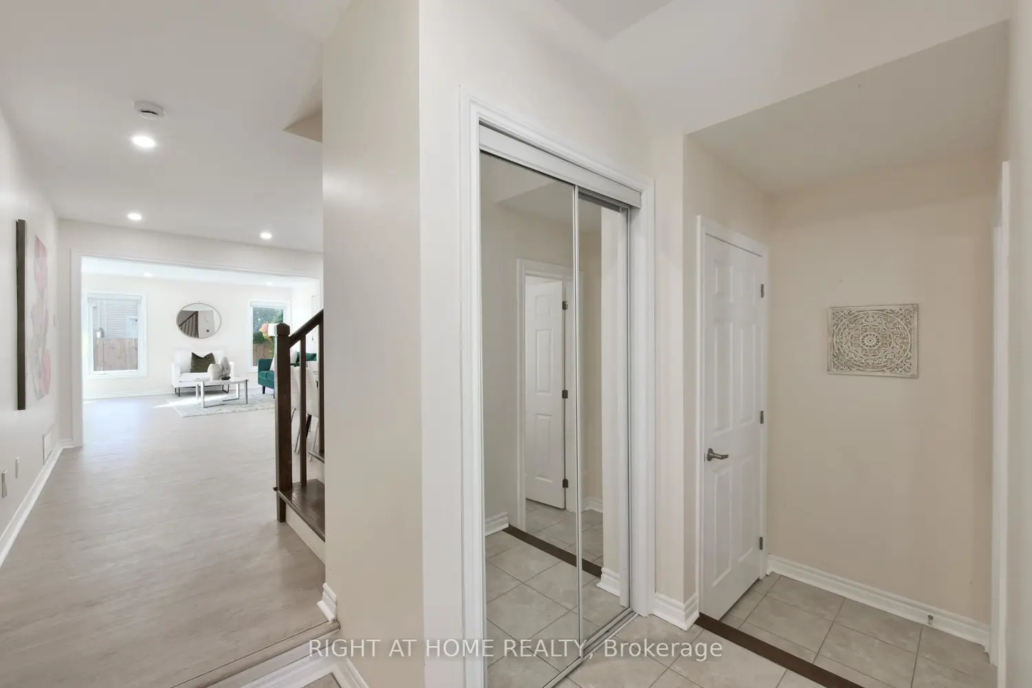 1053 Pampero Crescent photo 4