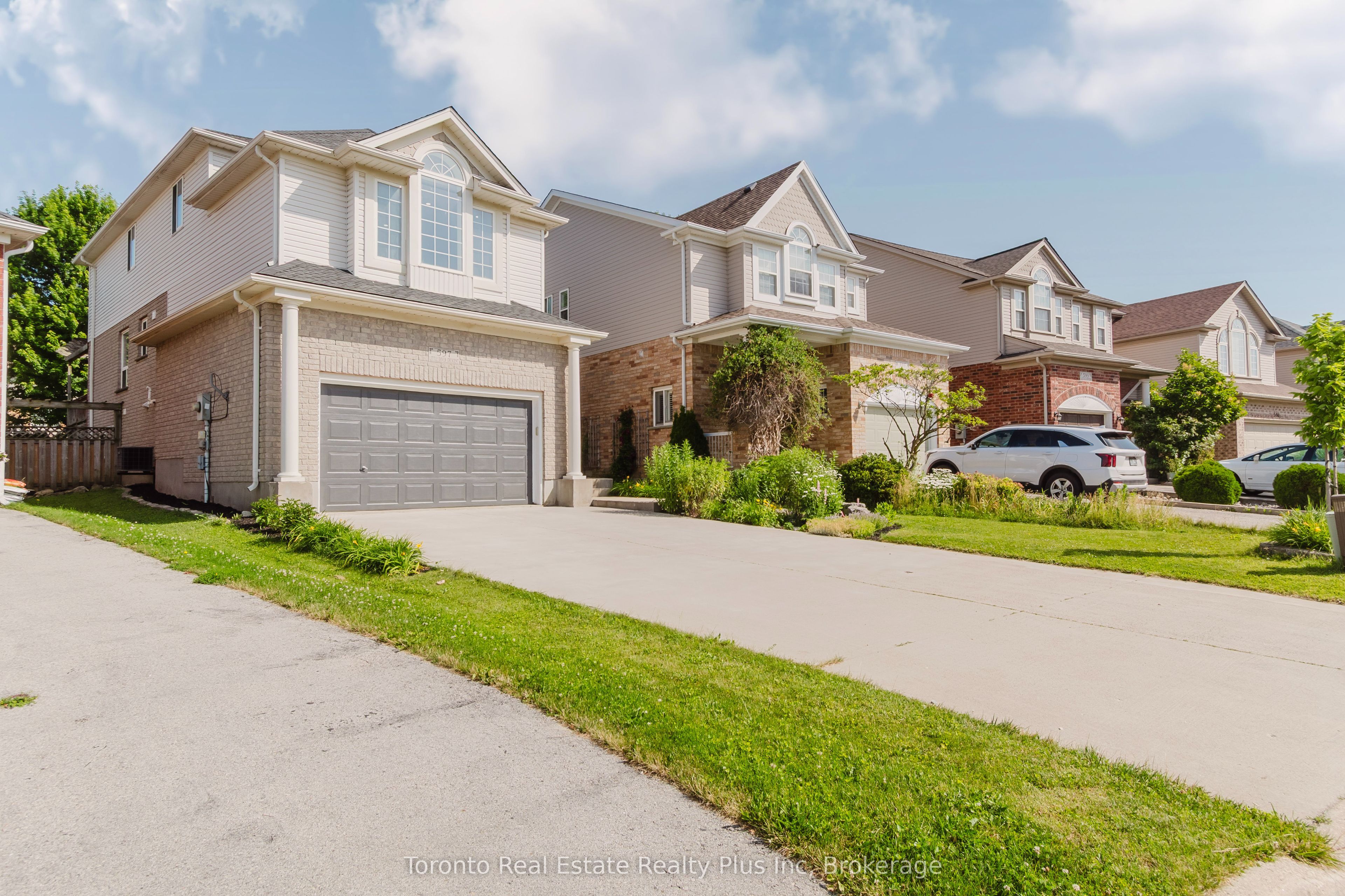 597 Little Dover Crescent E, Waterloo, ON, N2K 4E5 photo 2