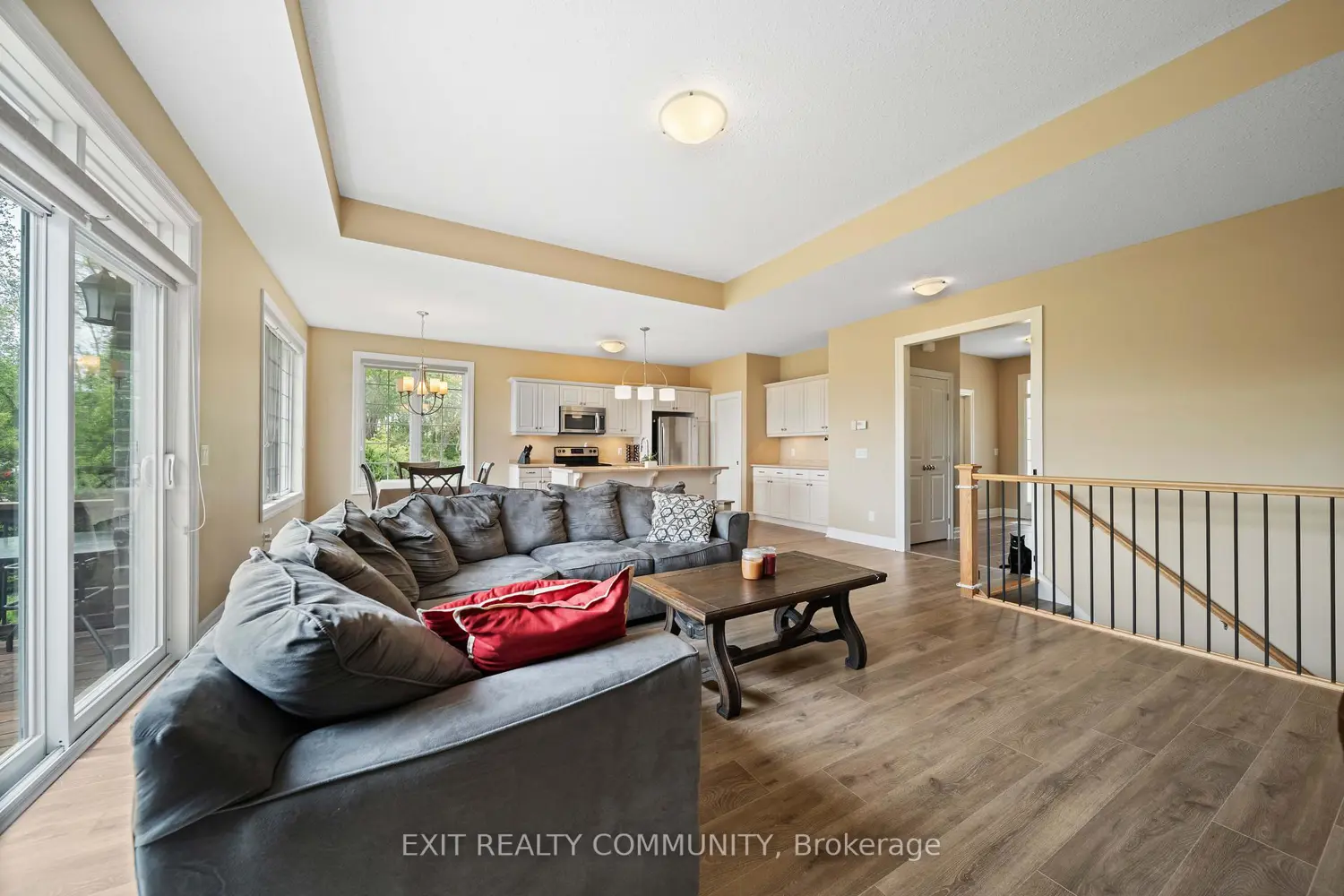 598 Bennett Crescent photo 5