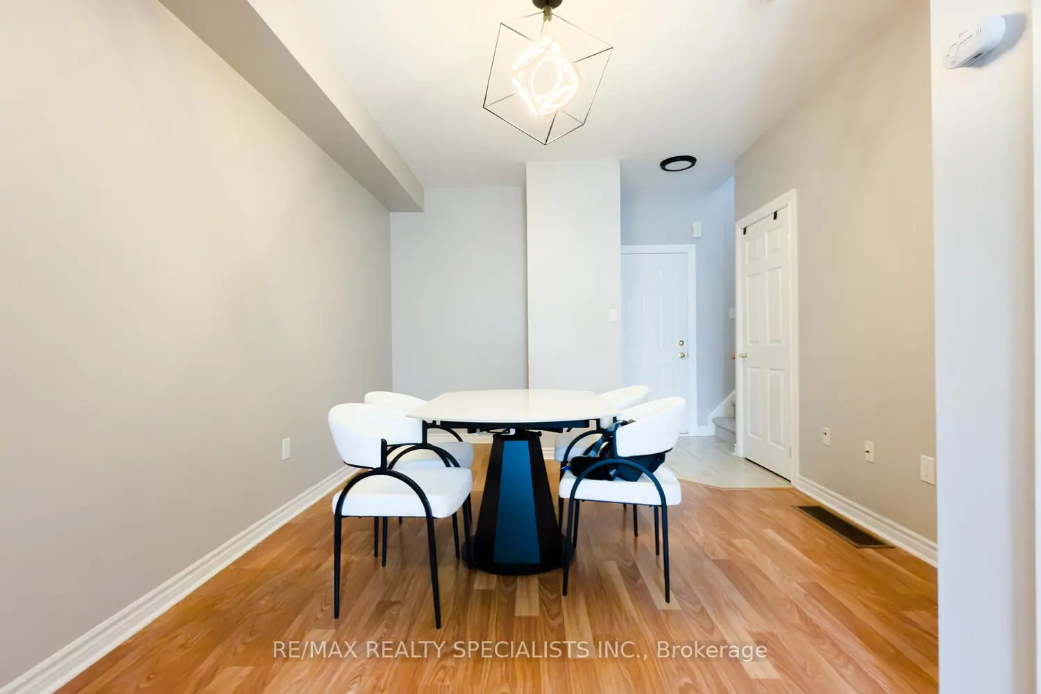111 Civic Centre Drive photo 3