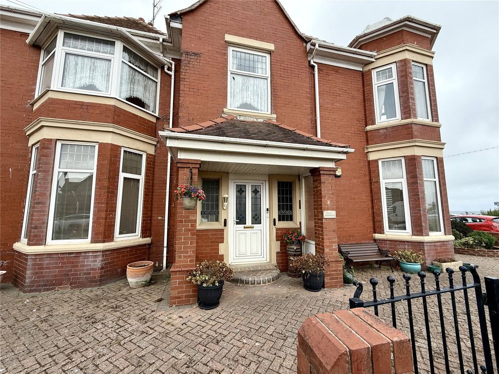 3 bed flat for saleSummerfield Road, Bridlington, East Yorkshire YO15 photo 2