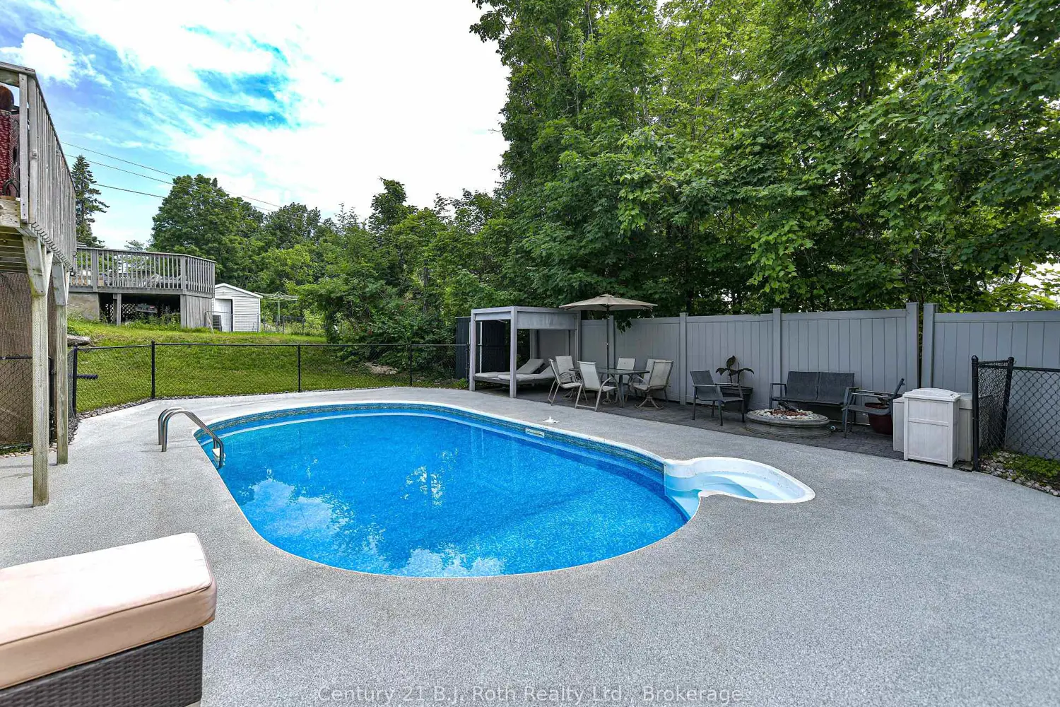 44 Charles Road photo 2