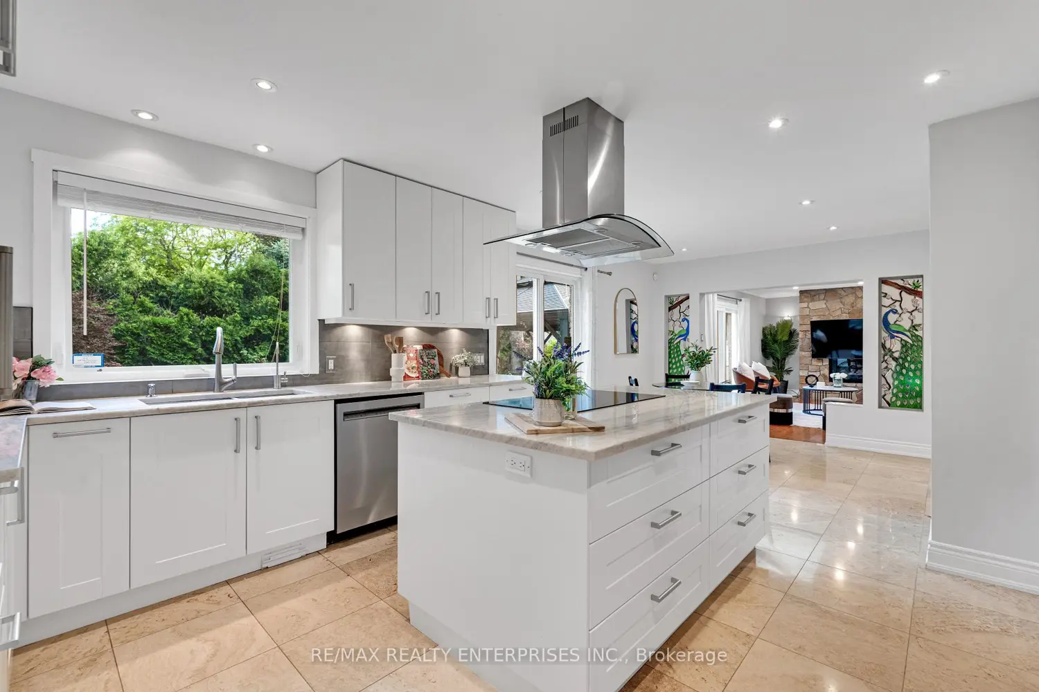 2084 Obeck Crescent photo 2