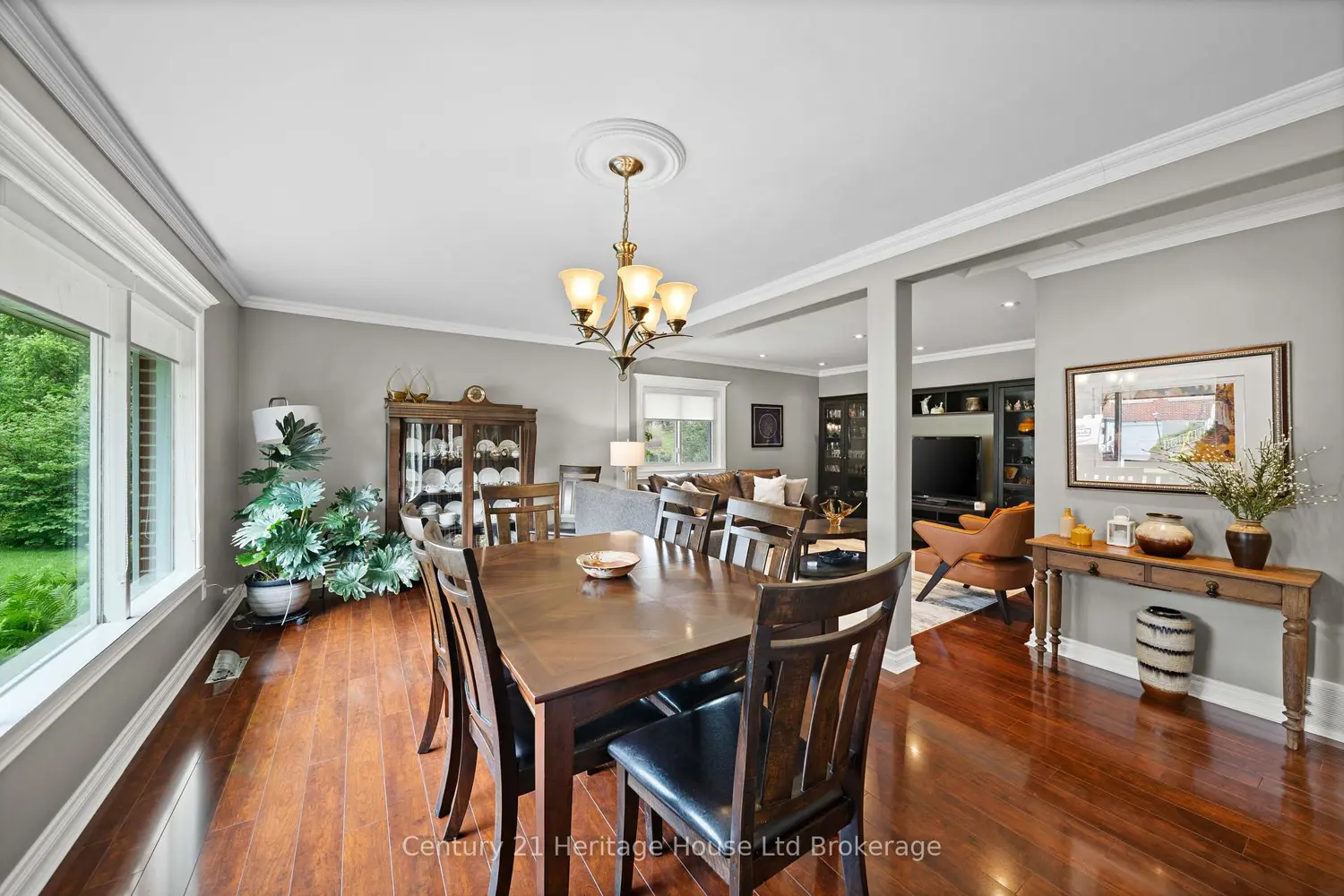 462 Rivercrest Drive photo 3