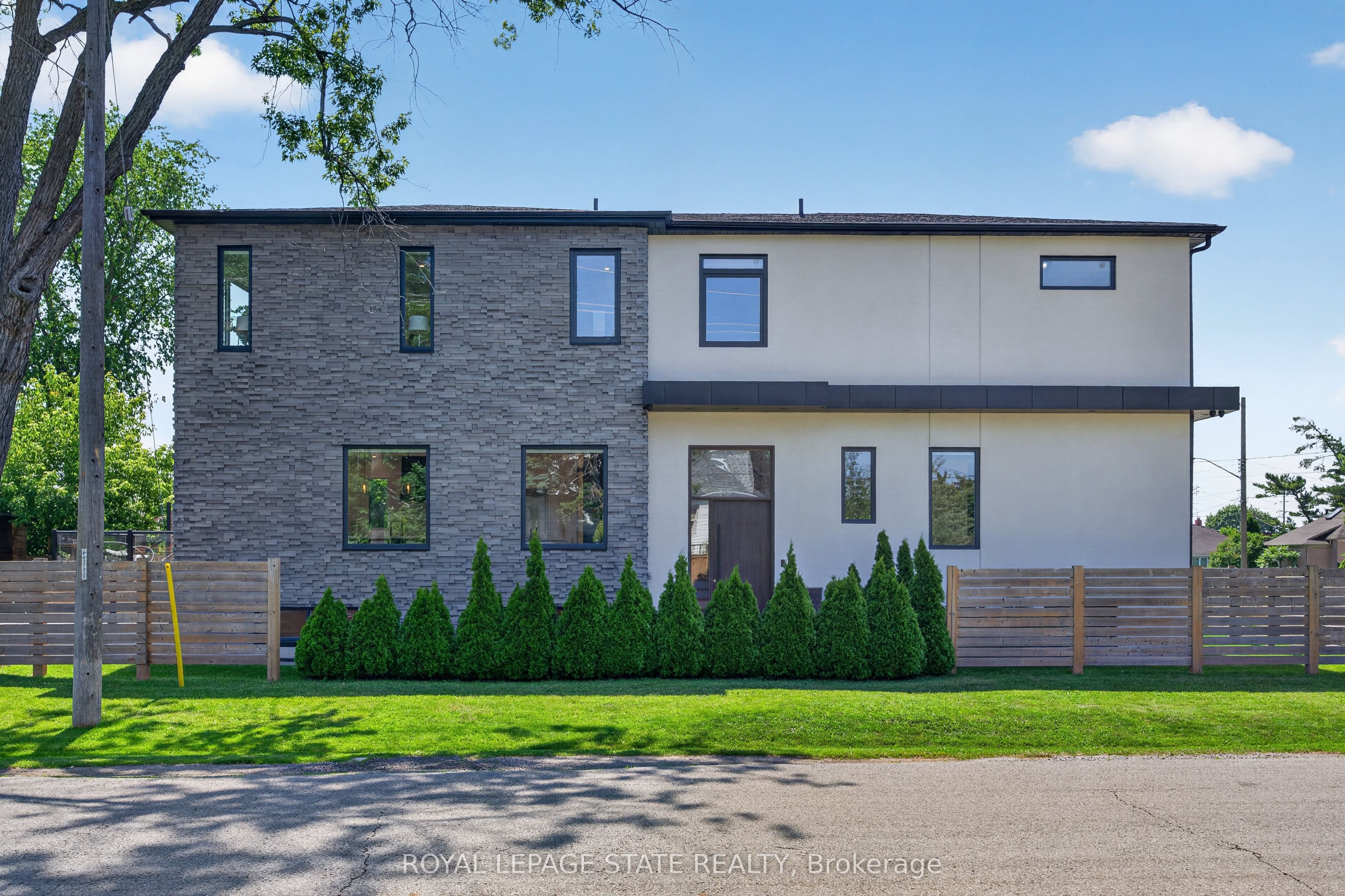 1047 Meredith Avenue, Mississauga, ON, L5E 2C6