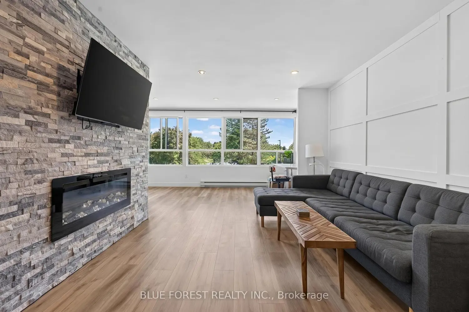 600 Grenfell Drive 202 photo 4