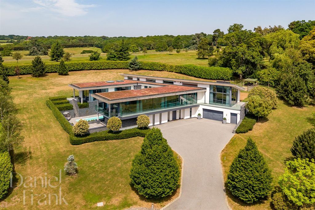 5 bed detached house for saleLake View, Gaynes Park, Epping CM16