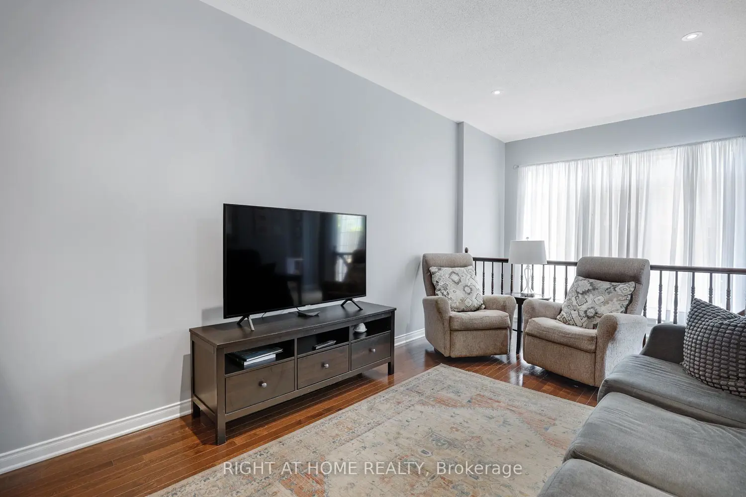 577 Ashbourne Crescent photo 3