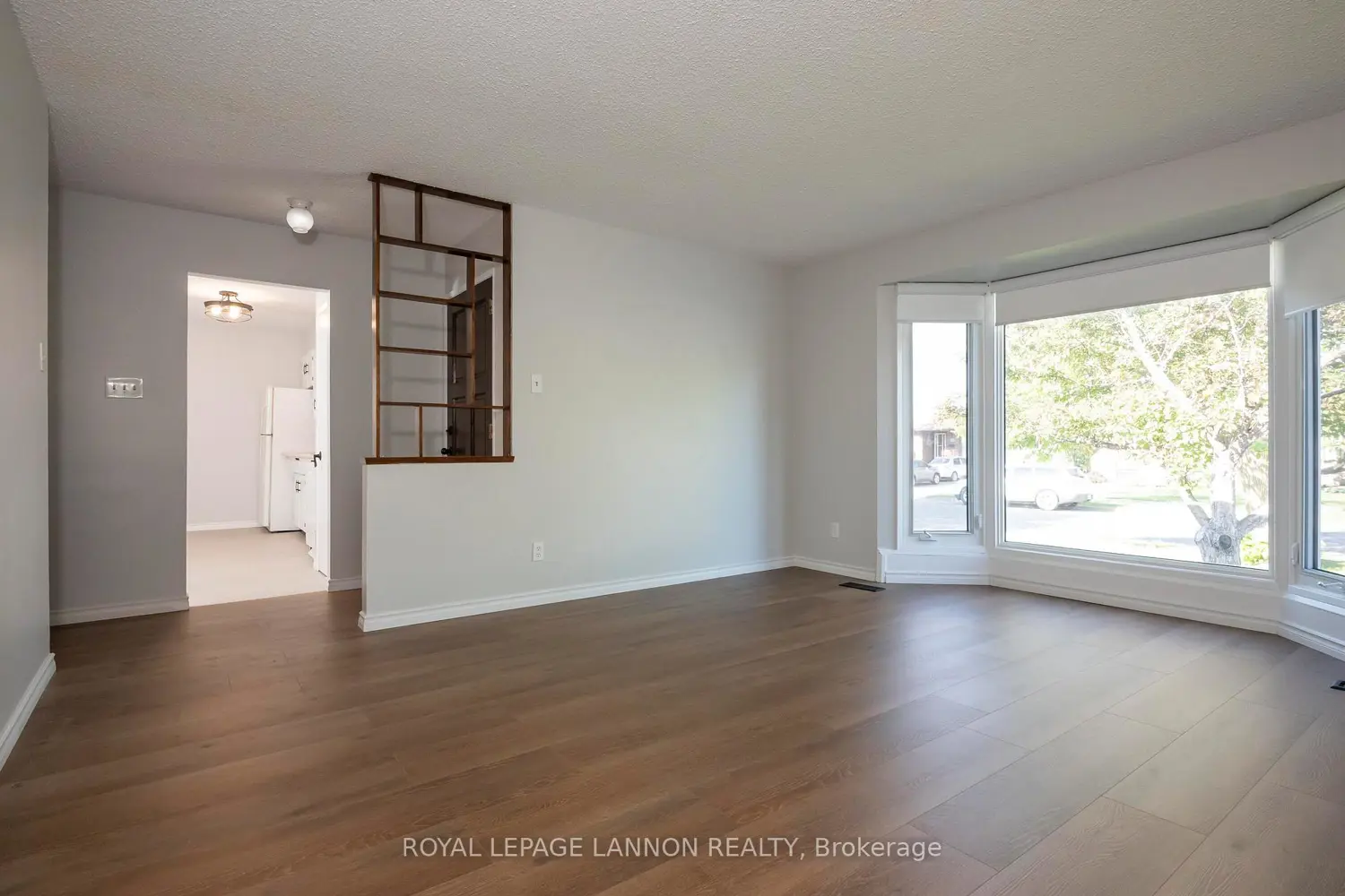103 Elron Cres photo 4