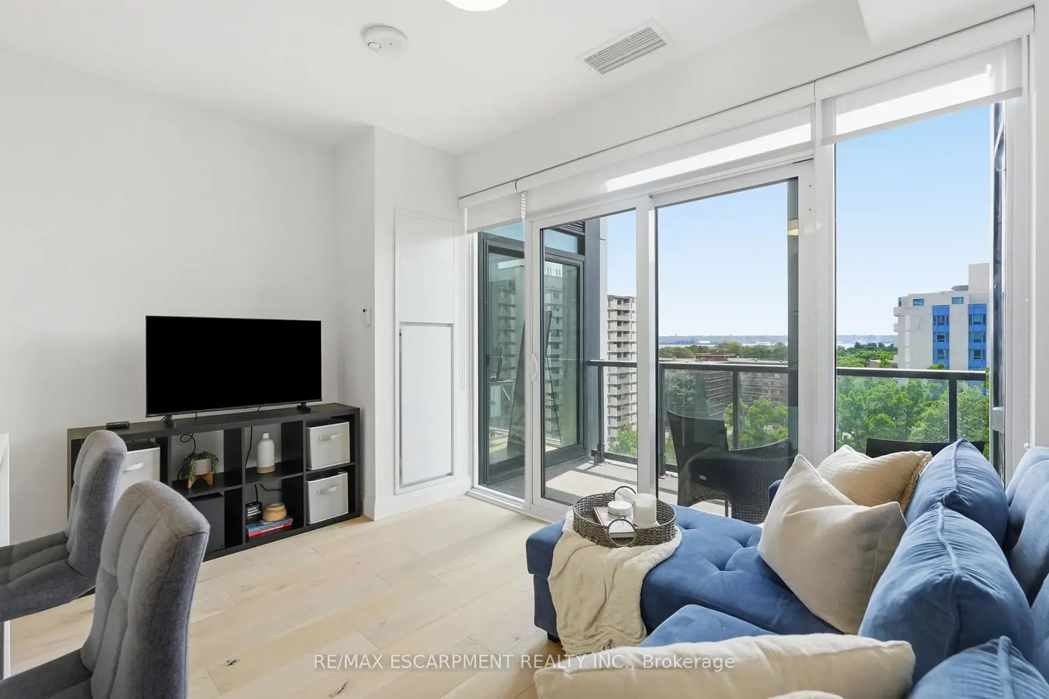 500 Brock Avenue 909 photo 4