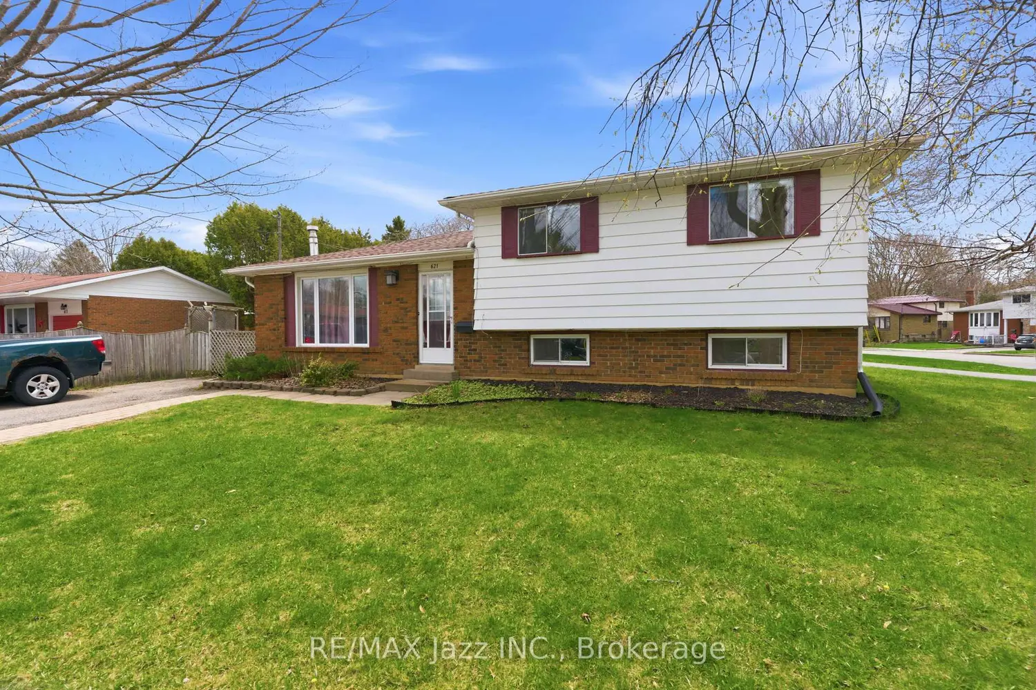 621 Willow Crescent photo 2