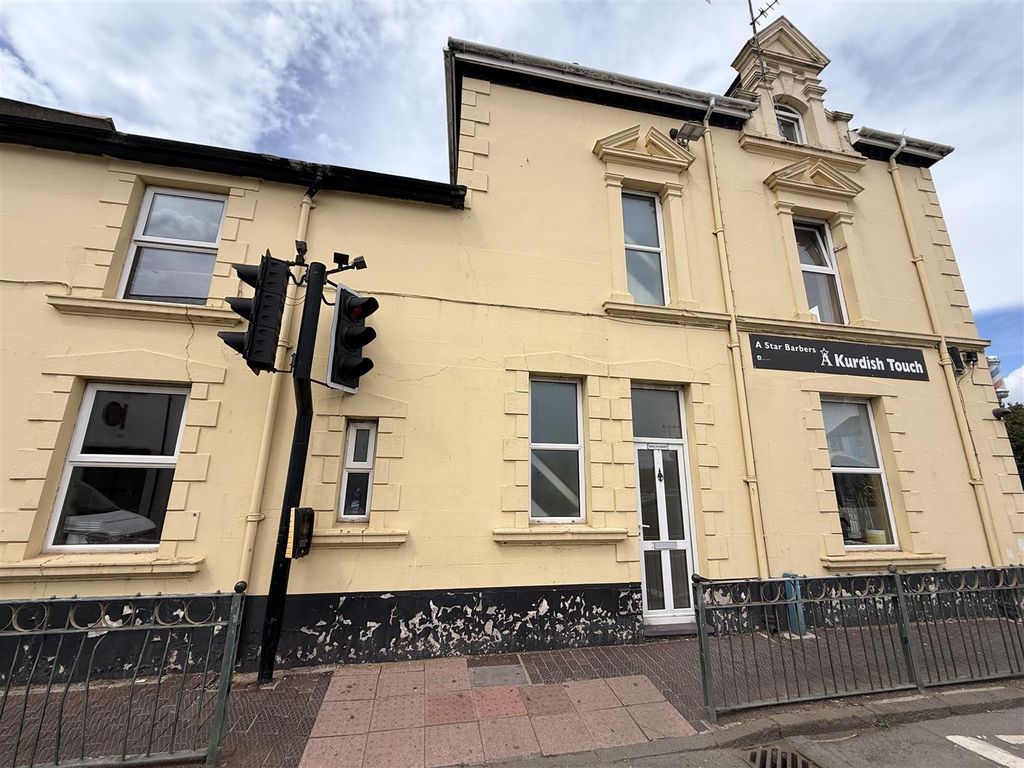 3 bed flat for saleY Maes, Pwllheli LL53