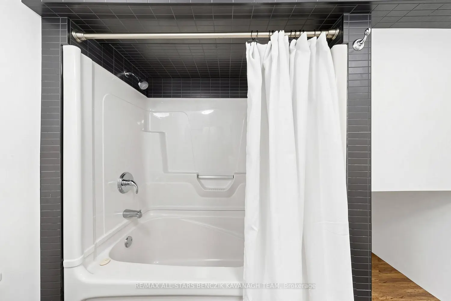 522 Sheppard Avenue photo 2