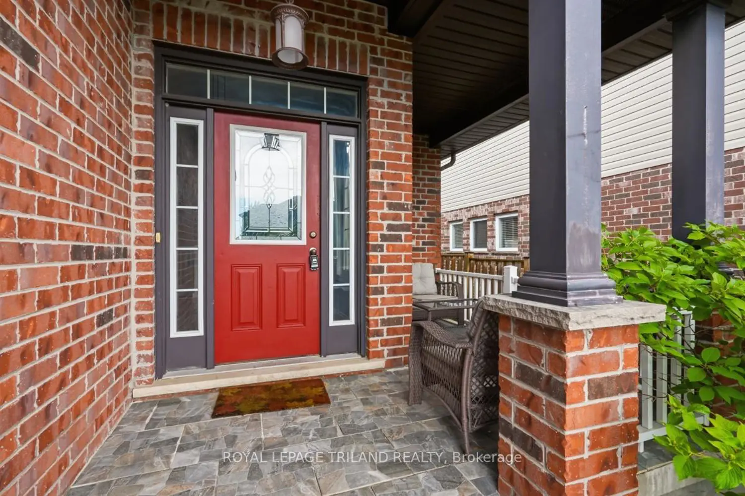 989 Roulston Crescent photo 2