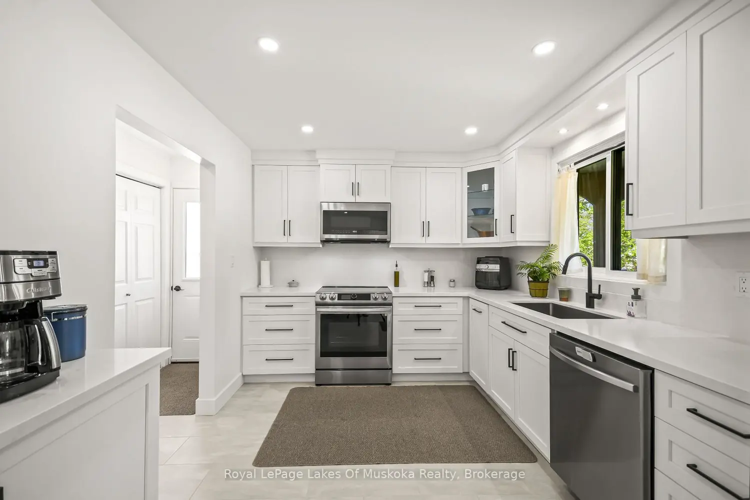 571 David Street photo 3