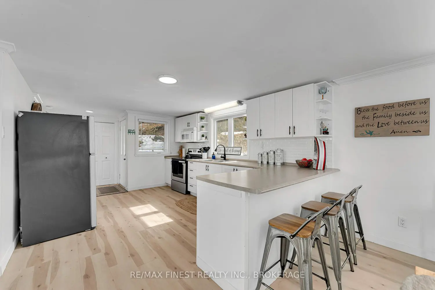1066 Mountvale Point Road photo 2