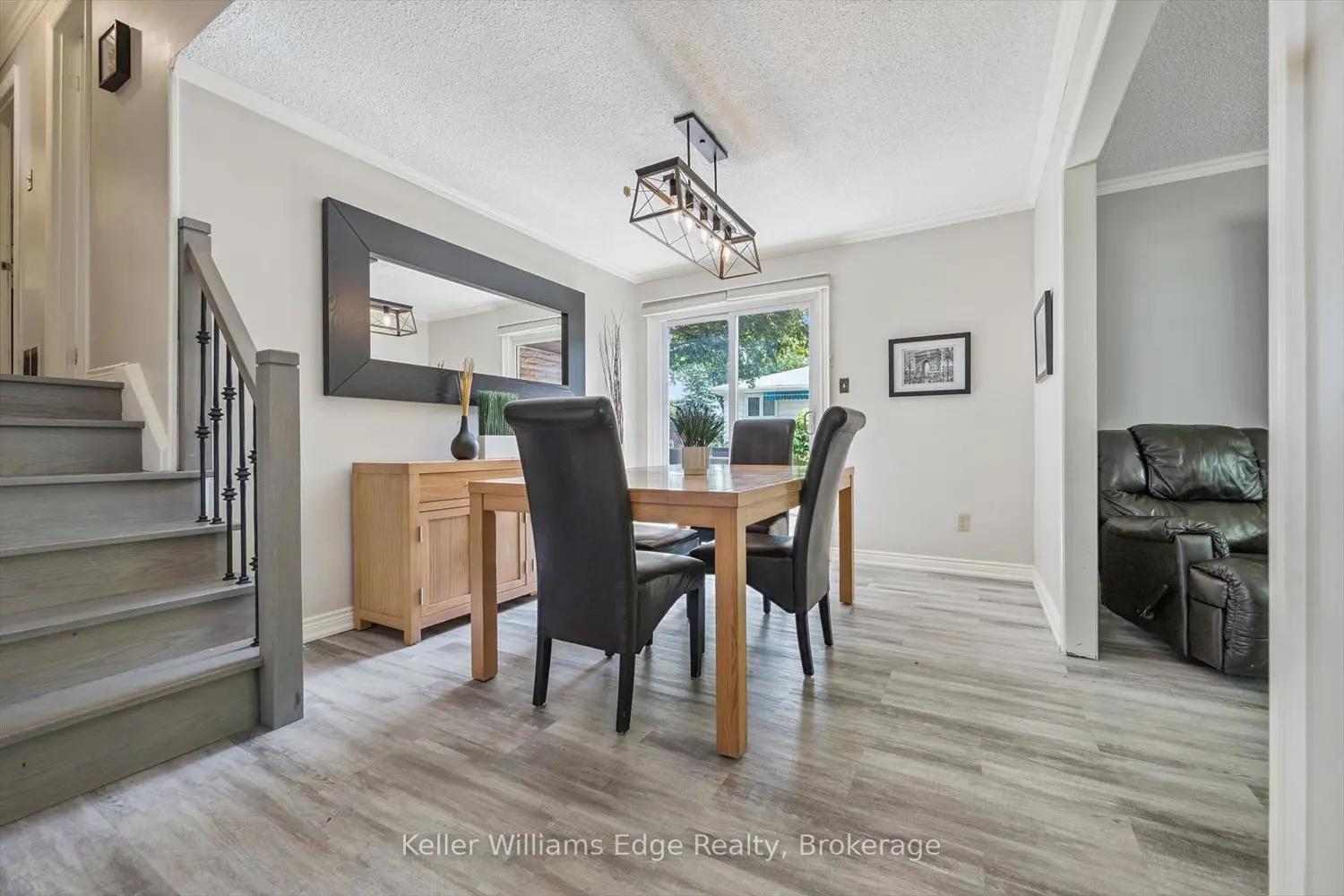 475 Vanguard Crescent photo 2