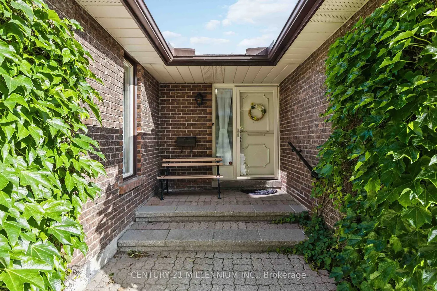112 Blackthorn Lane photo 2