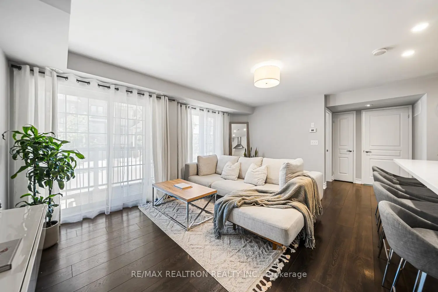161 Isaac Devins Boulevard 5 photo 5