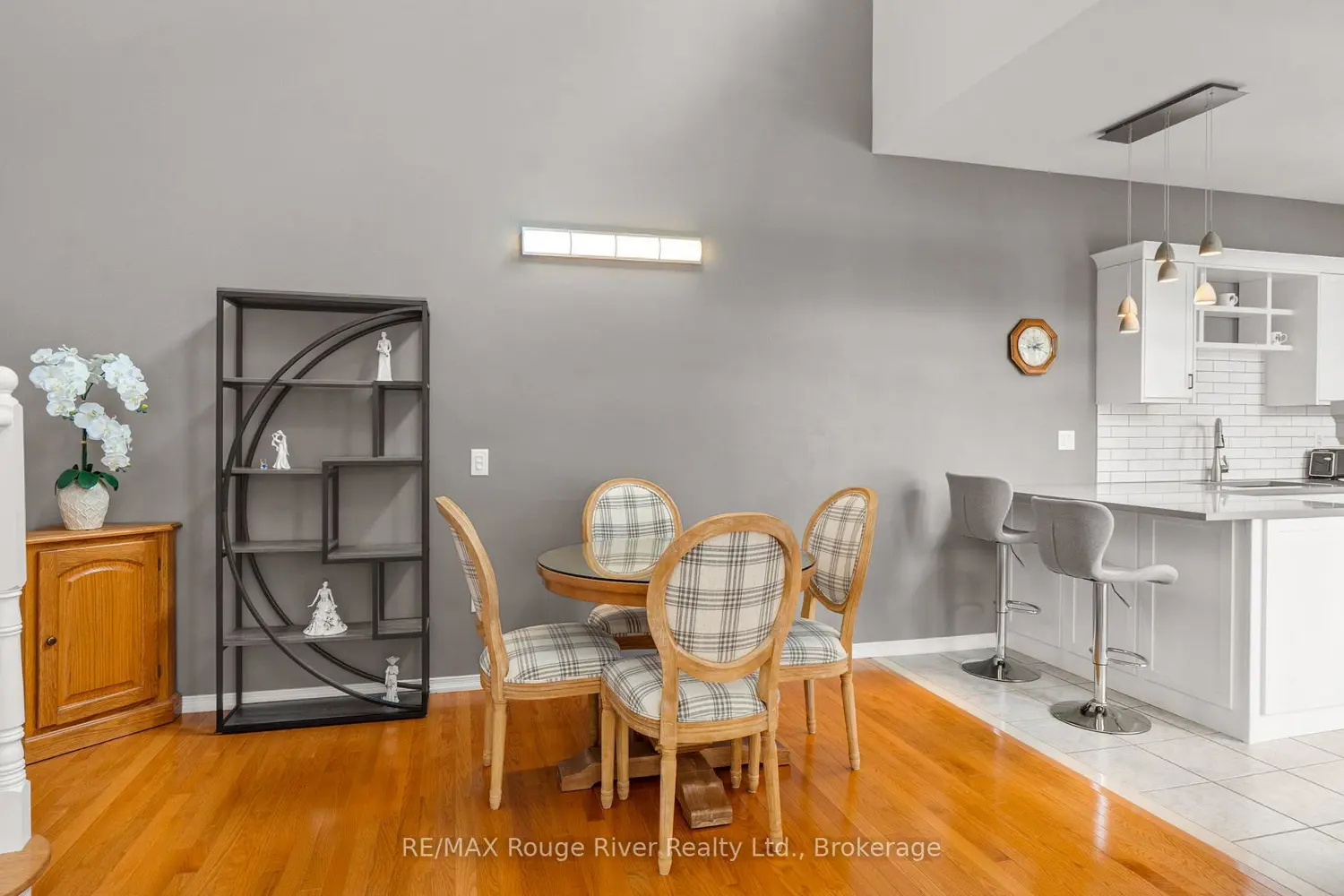 814 Leslie Street photo 4