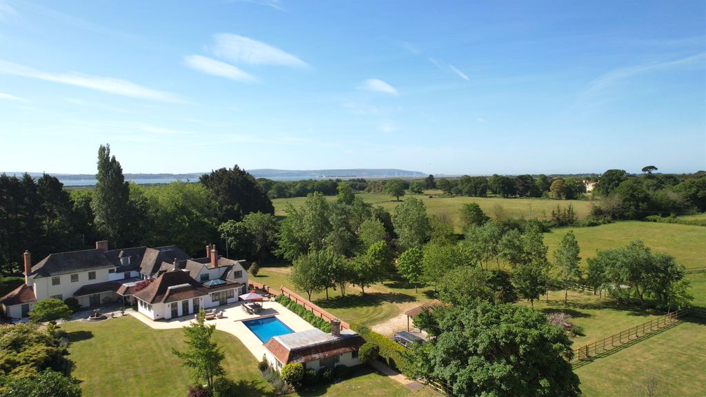 8 bed detached house for saleChequers Green, Lymington SO41